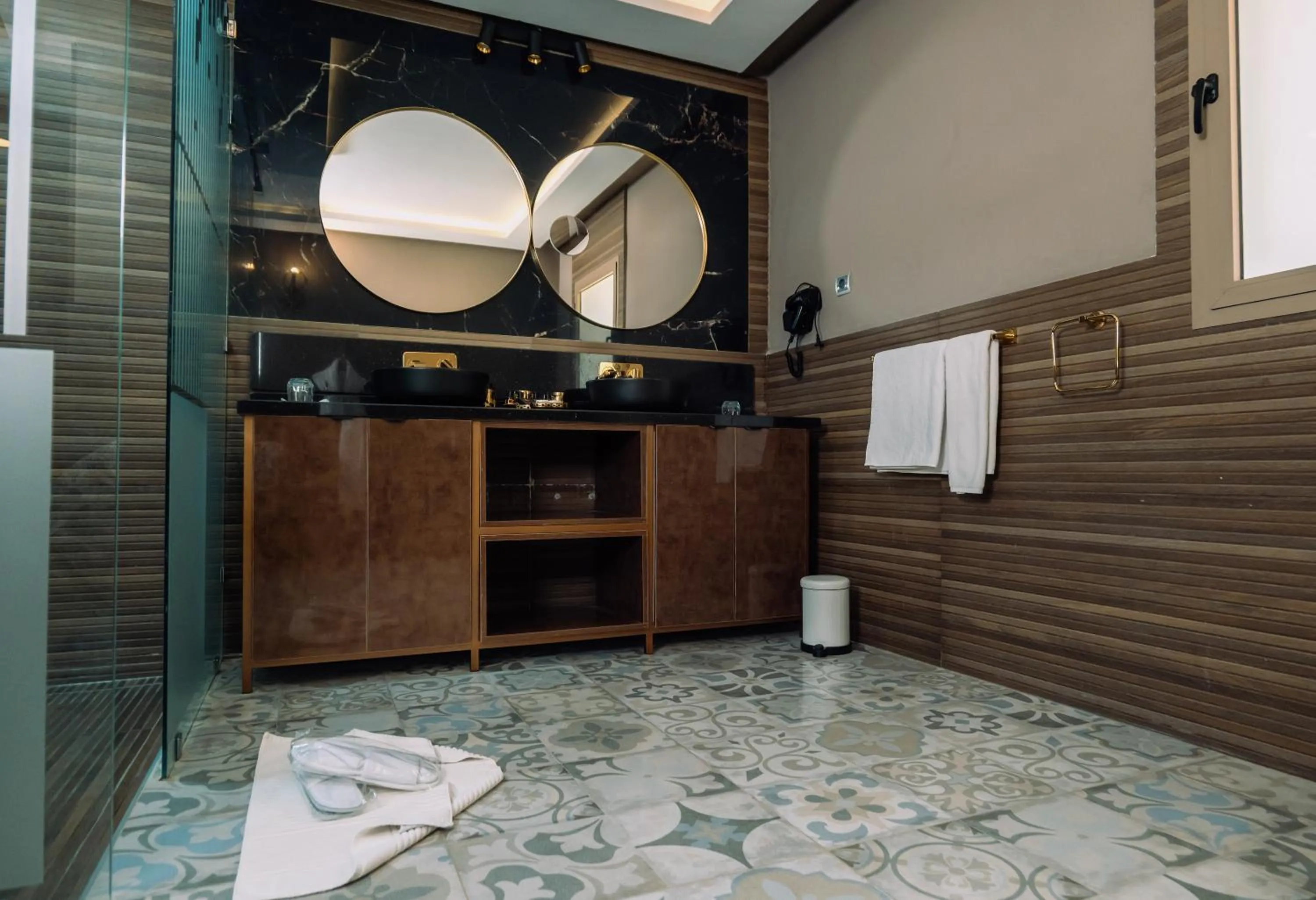 Shower in RS Hotel Karam Palace