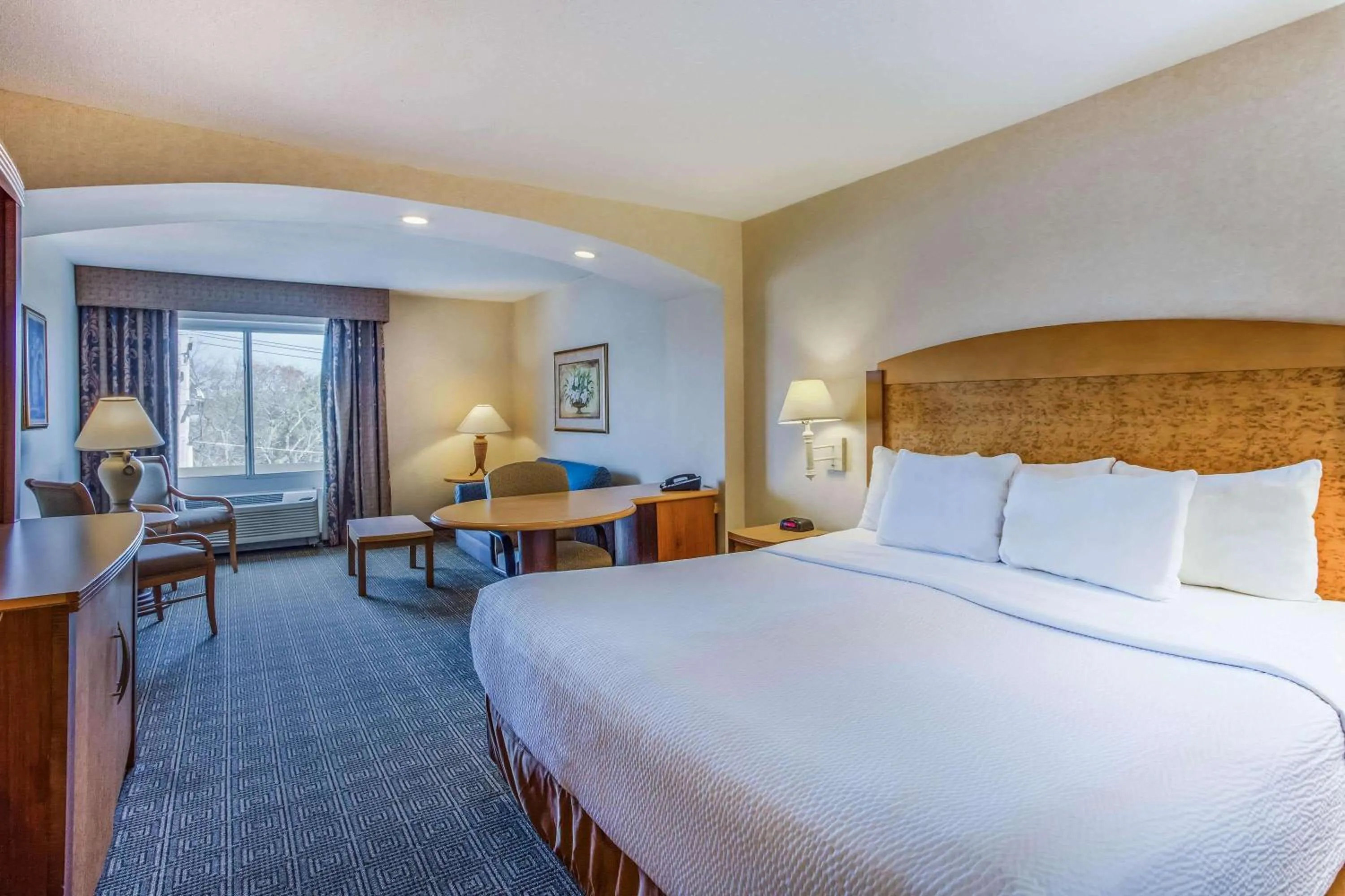Photo of the whole room, Bed in La Quinta by Wyndham Islip - MacArthur Airport