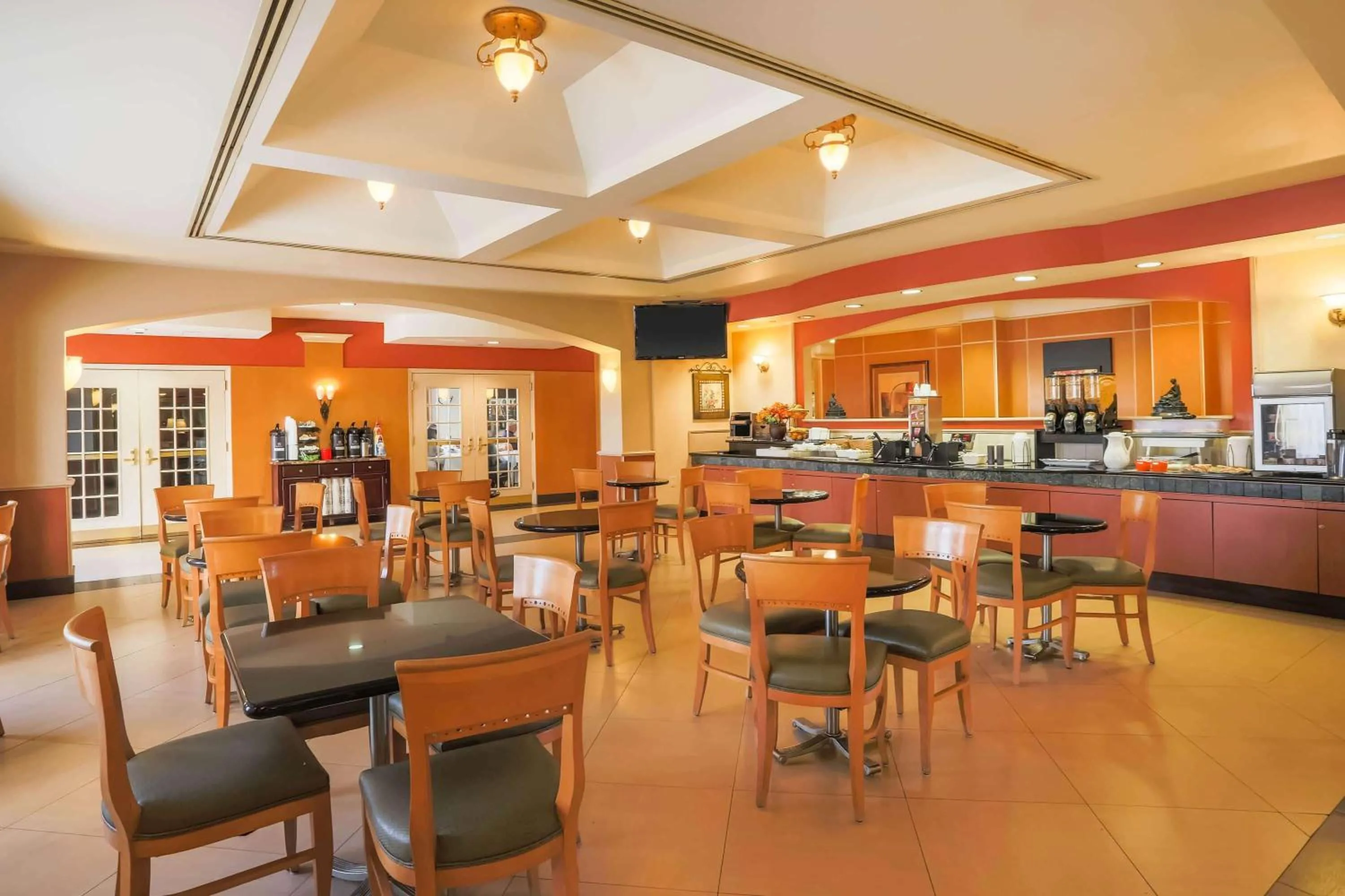 Restaurant/places to eat in La Quinta by Wyndham Islip - MacArthur Airport
