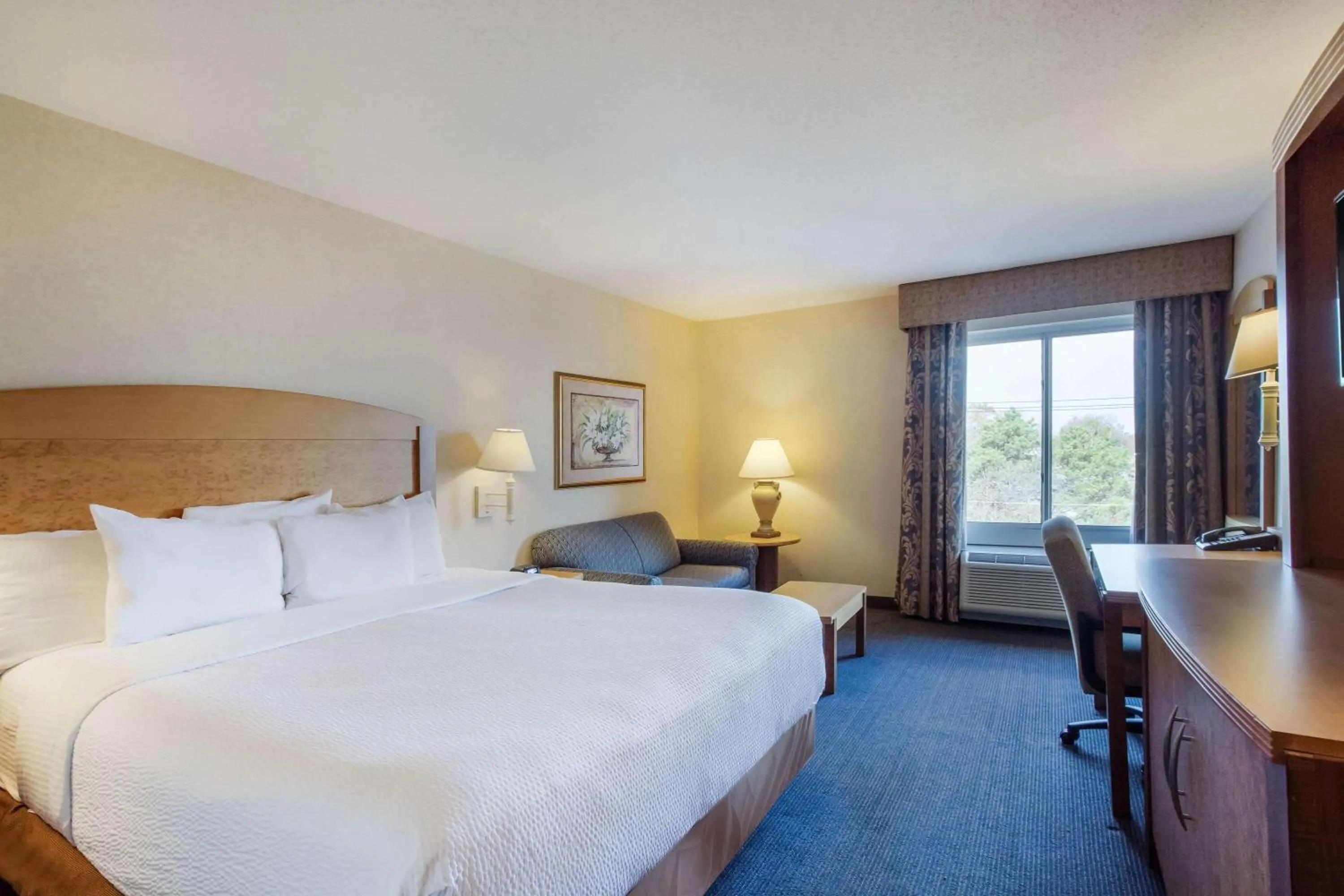 Photo of the whole room, Bed in La Quinta by Wyndham Islip - MacArthur Airport