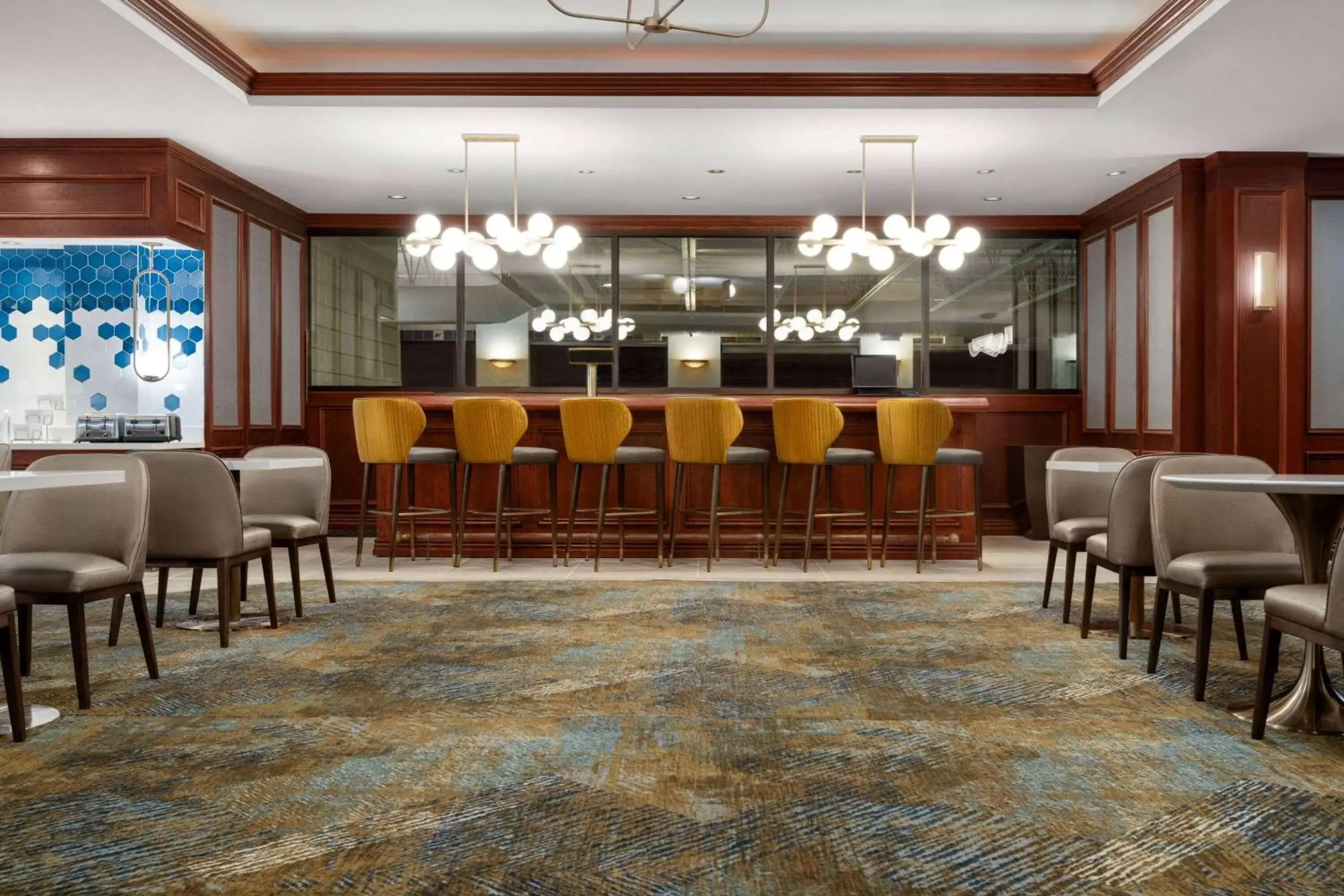 Lounge or bar in La Quinta by Wyndham Madison American Center Lounge or bar in La Quinta by Wyndham Madison American Center