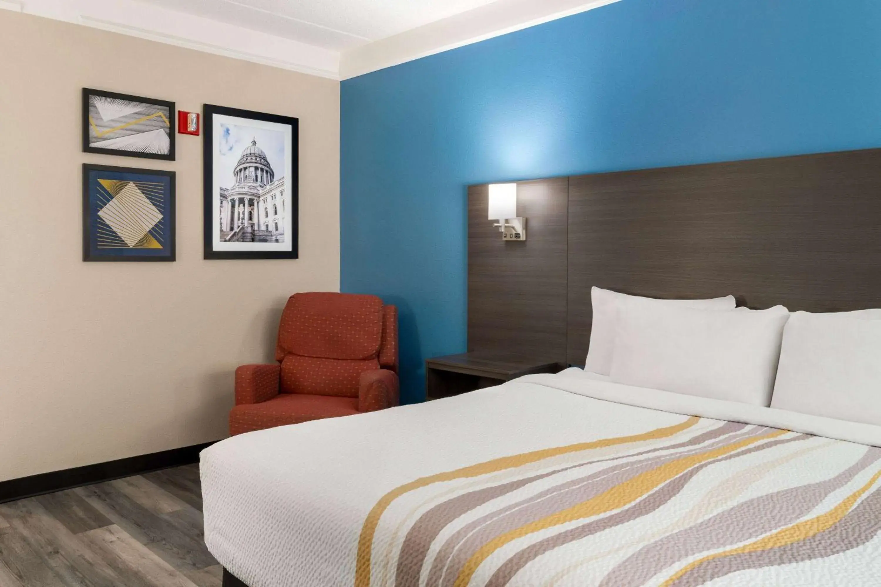 Photo of the whole room, Bed in La Quinta by Wyndham Madison American Center Photo of the whole room, Bed in La Quinta by Wyndham Madison American Center