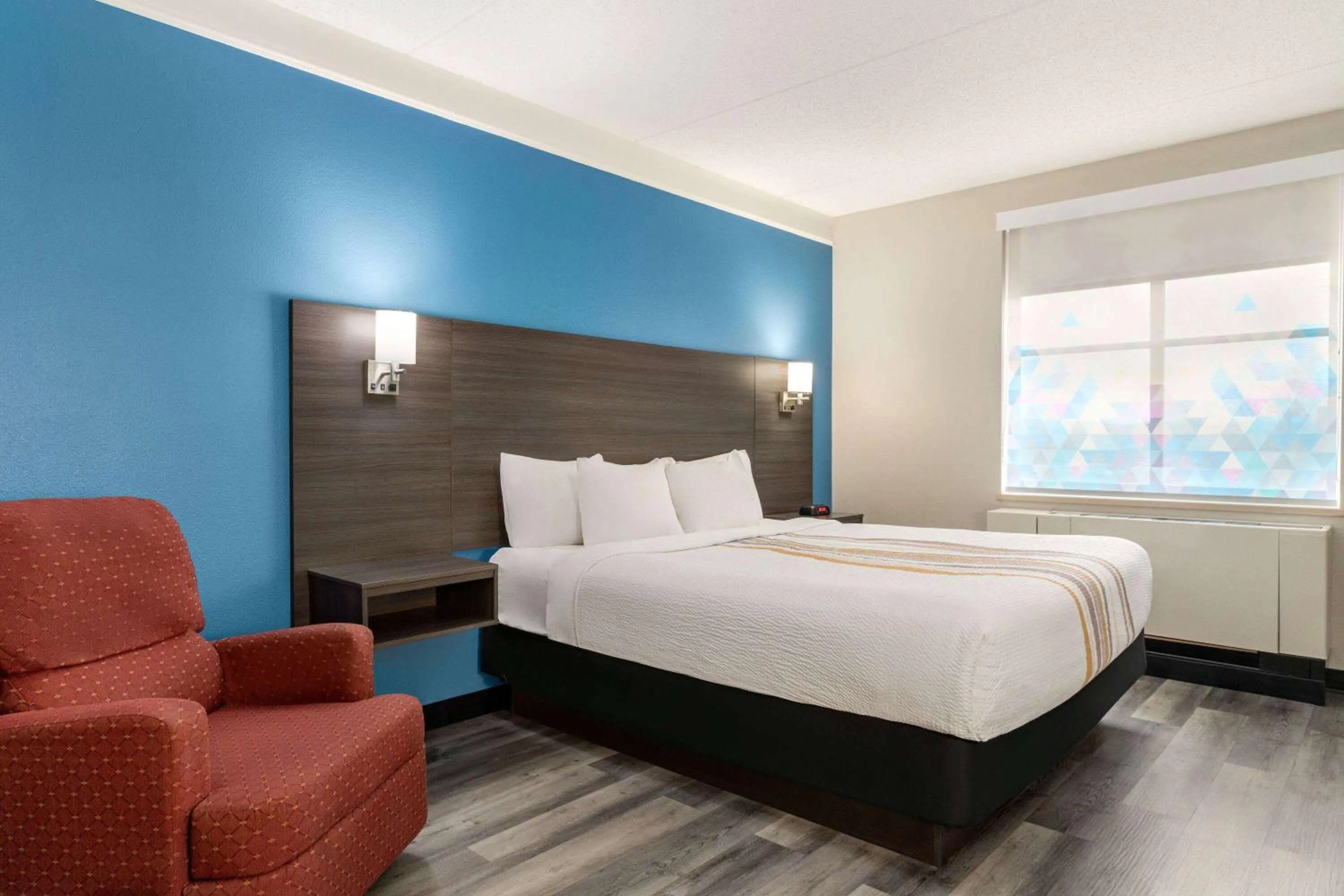 Photo of the whole room, Bed in La Quinta by Wyndham Madison American Center