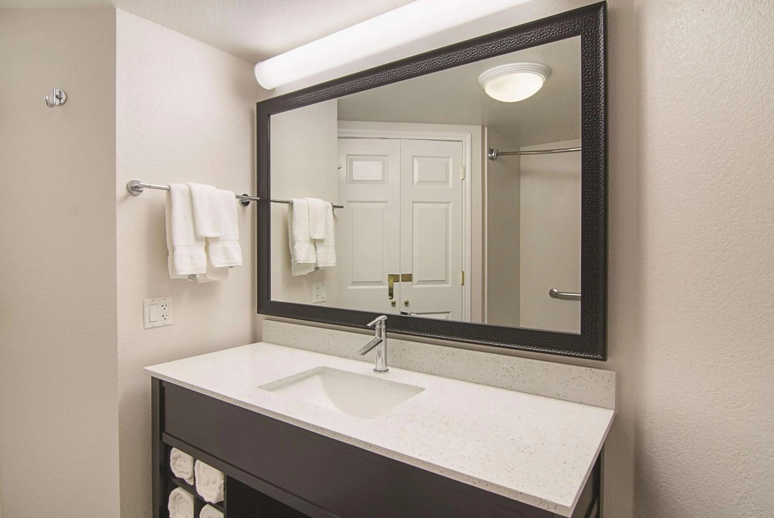 Photo of the whole room in La Quinta by Wyndham Phoenix Mesa West