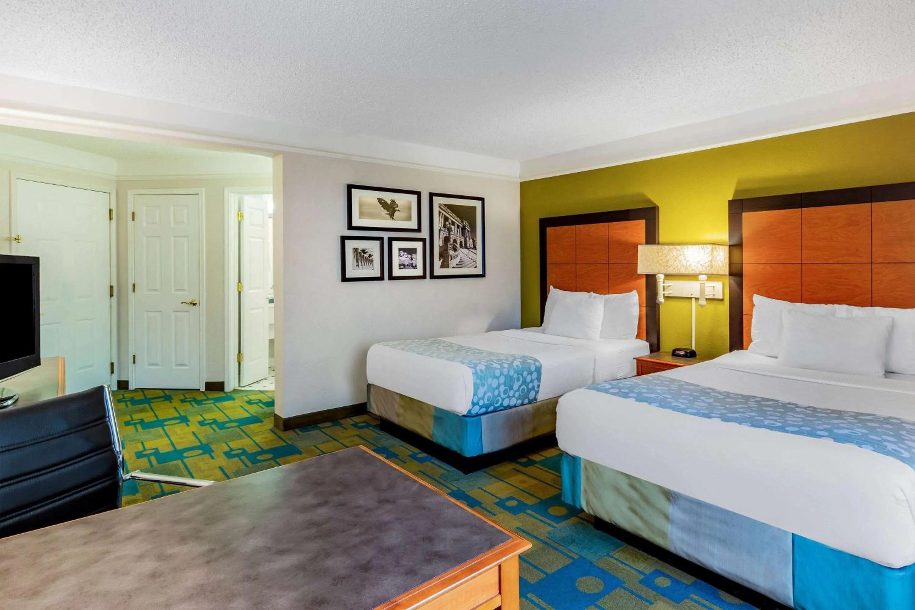 Photo of the whole room, Bed in La Quinta by Wyndham Fremont / Silicon Valley