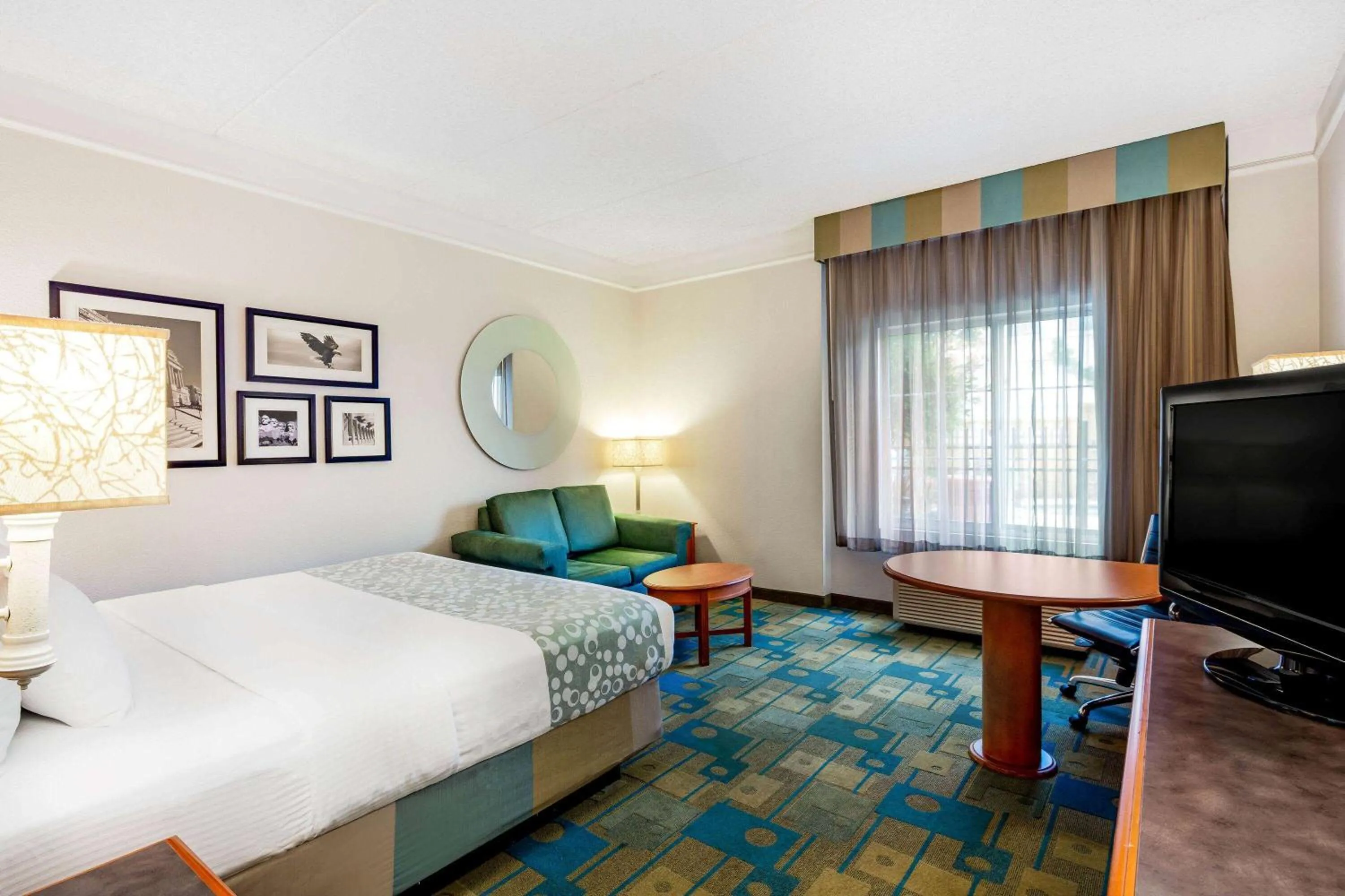 Photo of the whole room, Bed in La Quinta by Wyndham Fremont / Silicon Valley