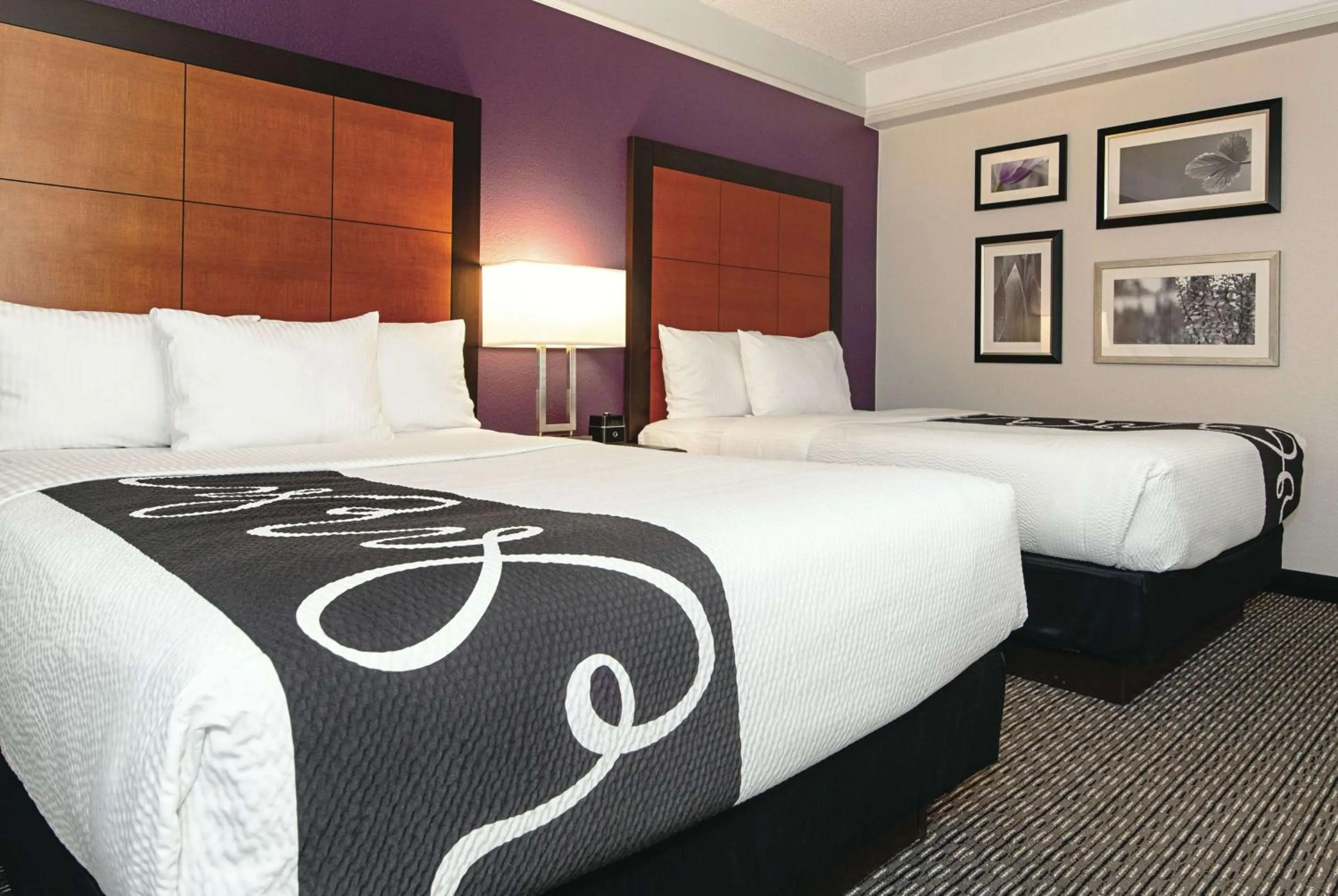 Photo of the whole room, Bed in La Quinta Inn & Suites by Wyndham Ontario Airport