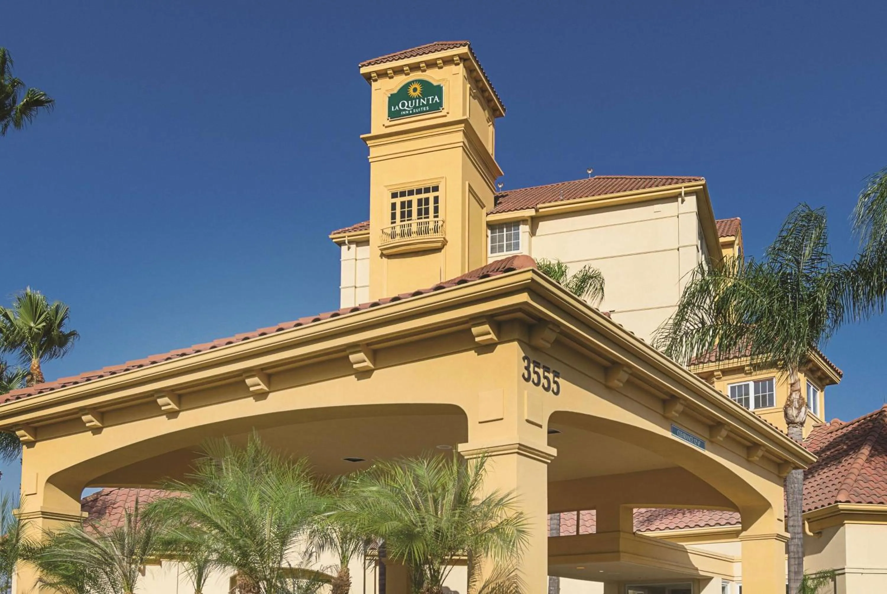 Property building in La Quinta Inn & Suites by Wyndham Ontario Airport