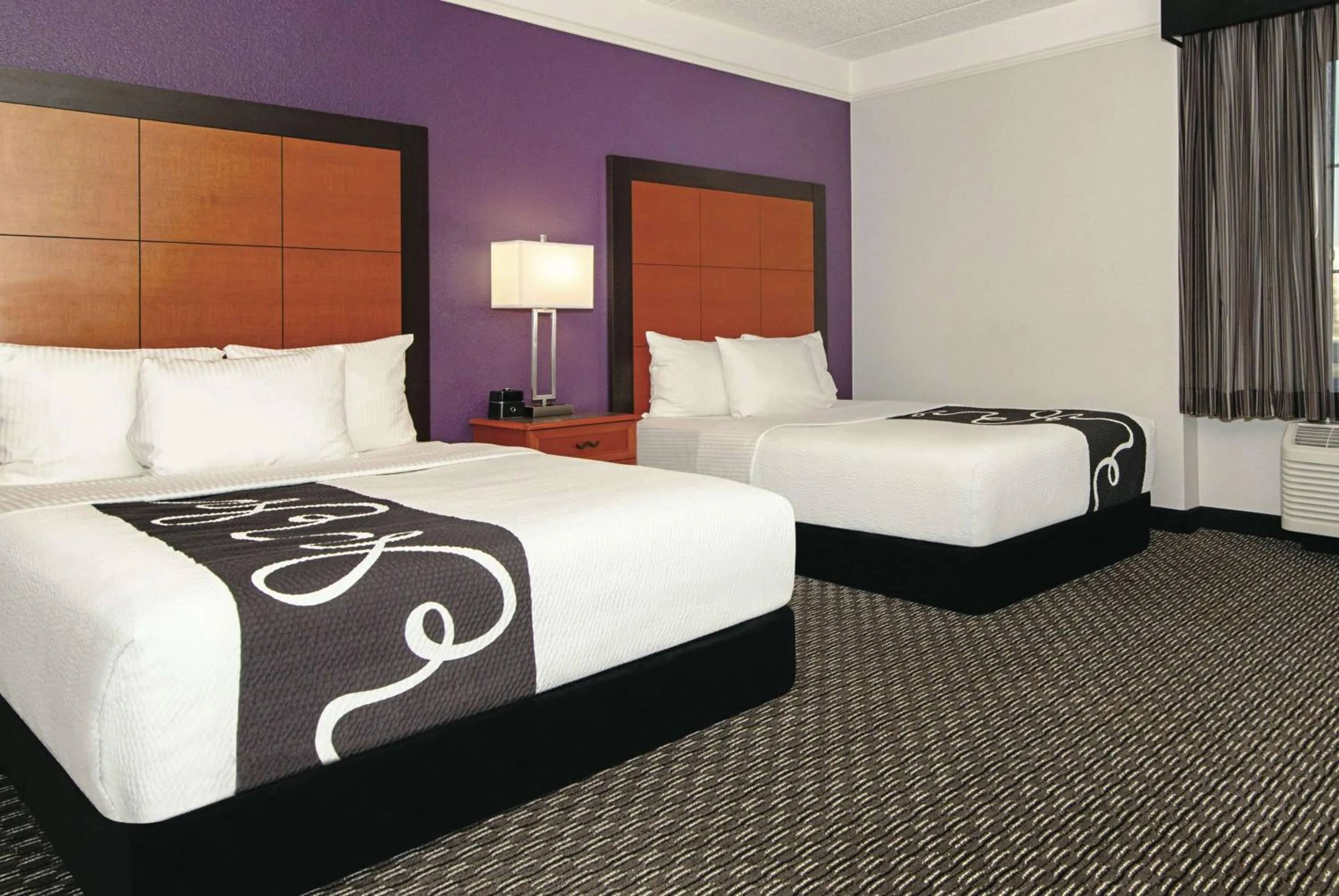 Photo of the whole room, Bed in La Quinta Inn & Suites by Wyndham Ontario Airport