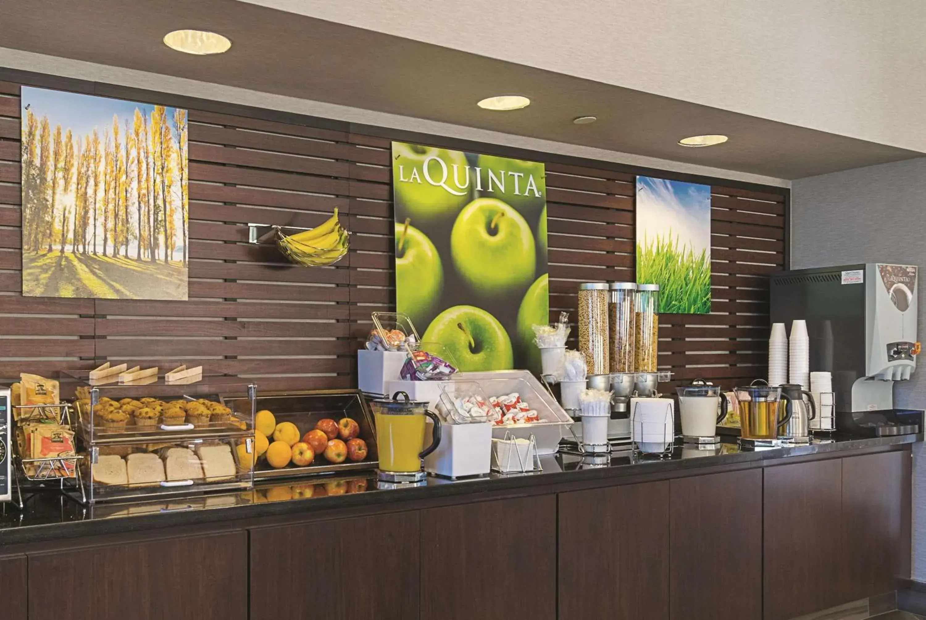 Restaurant/places to eat in La Quinta Inn & Suites by Wyndham Ontario Airport Restaurant/places to eat in La Quinta Inn & Suites by Wyndham Ontario Airport