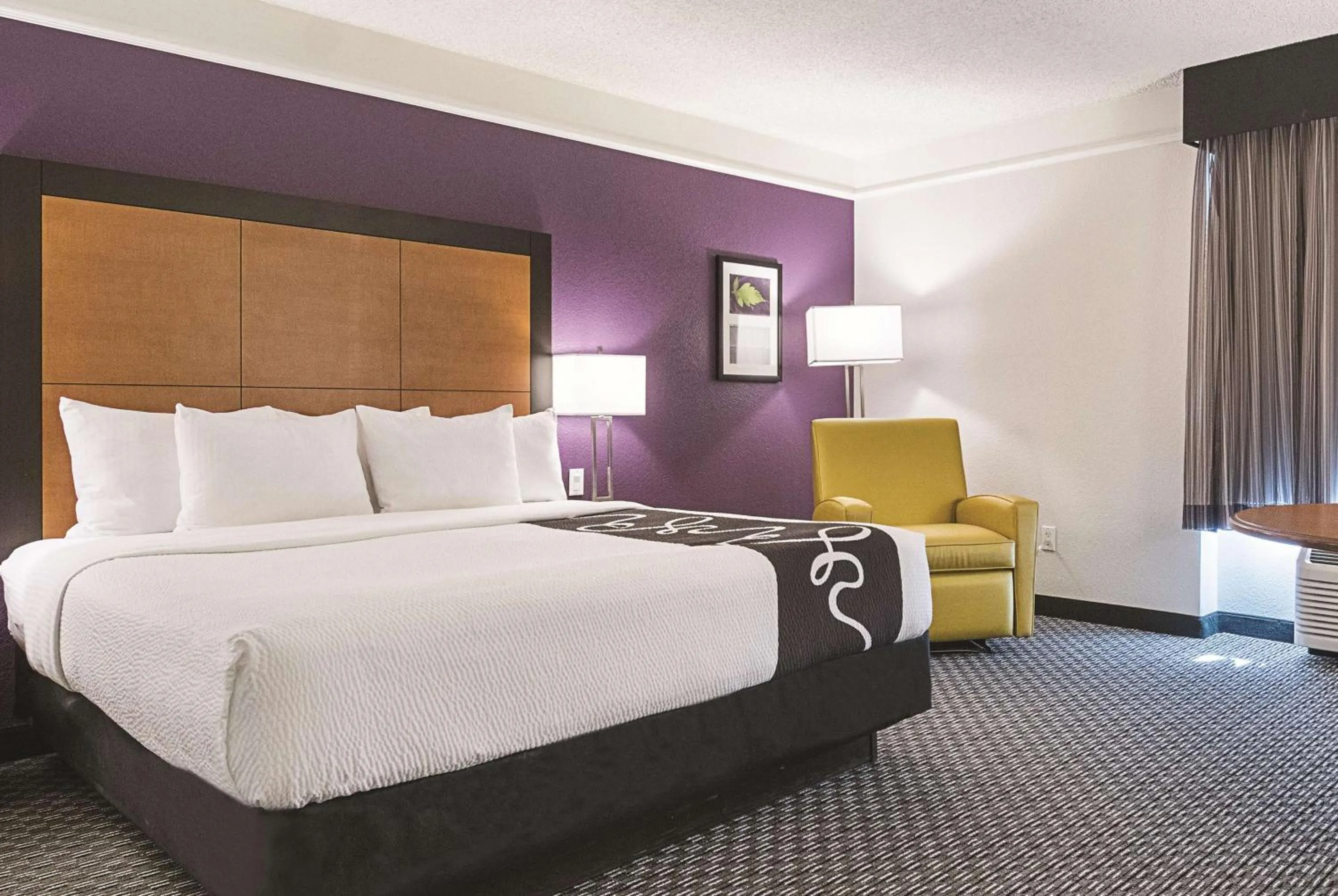 Photo of the whole room, Bed in La Quinta Inn & Suites by Wyndham Ontario Airport