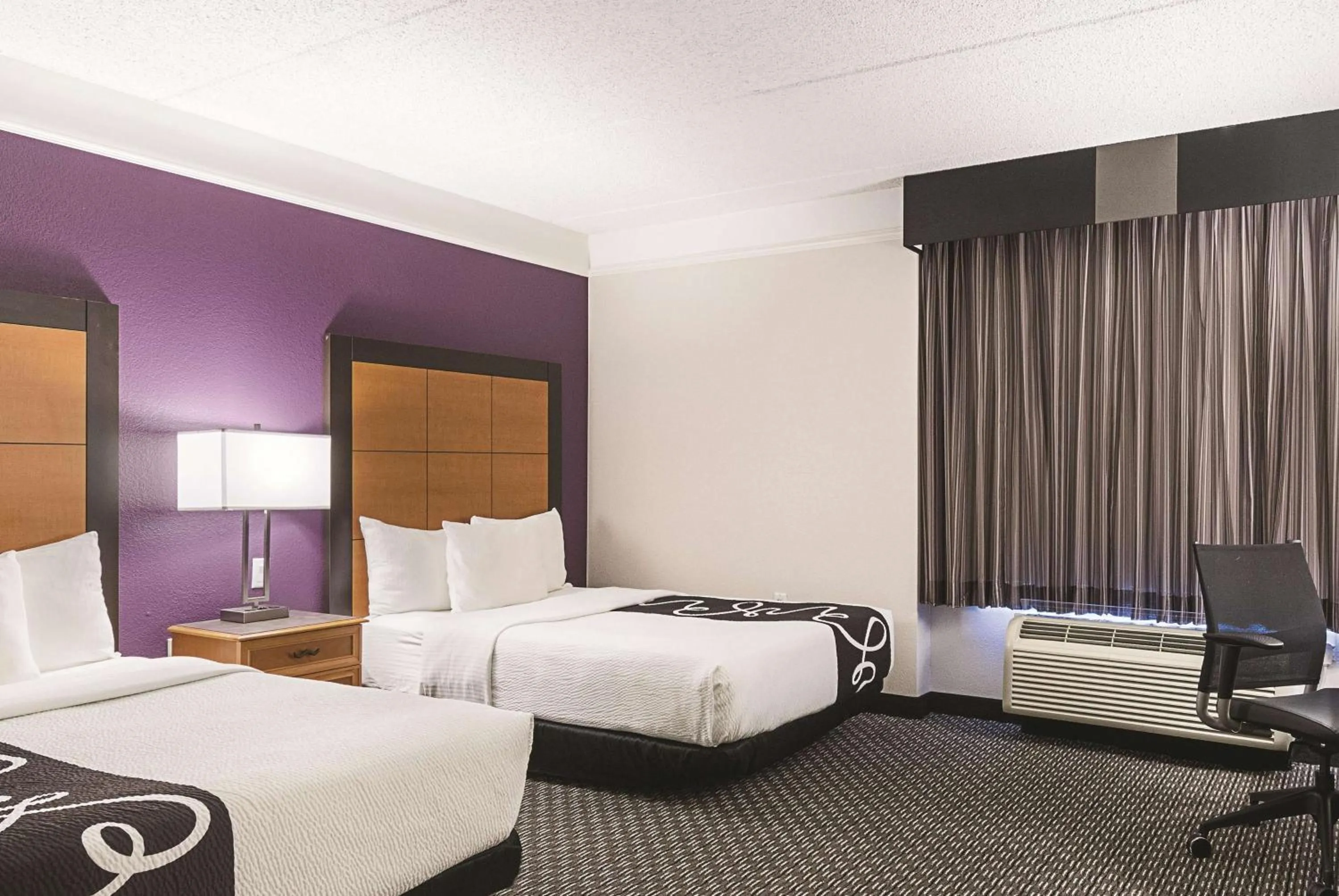 Photo of the whole room, Bed in La Quinta Inn & Suites by Wyndham Ontario Airport