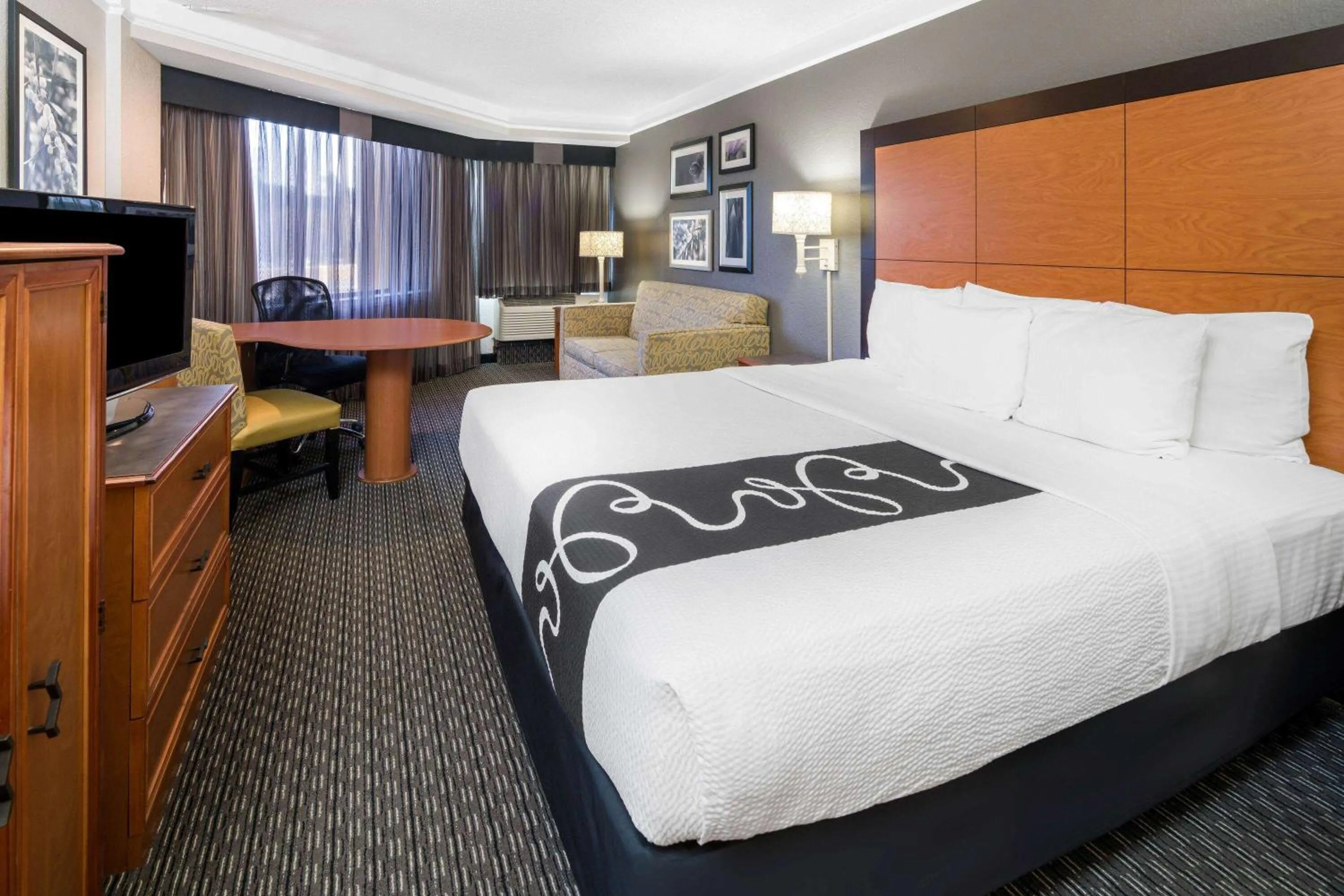 Photo of the whole room, Bed in La Quinta by Wyndham Buena Park