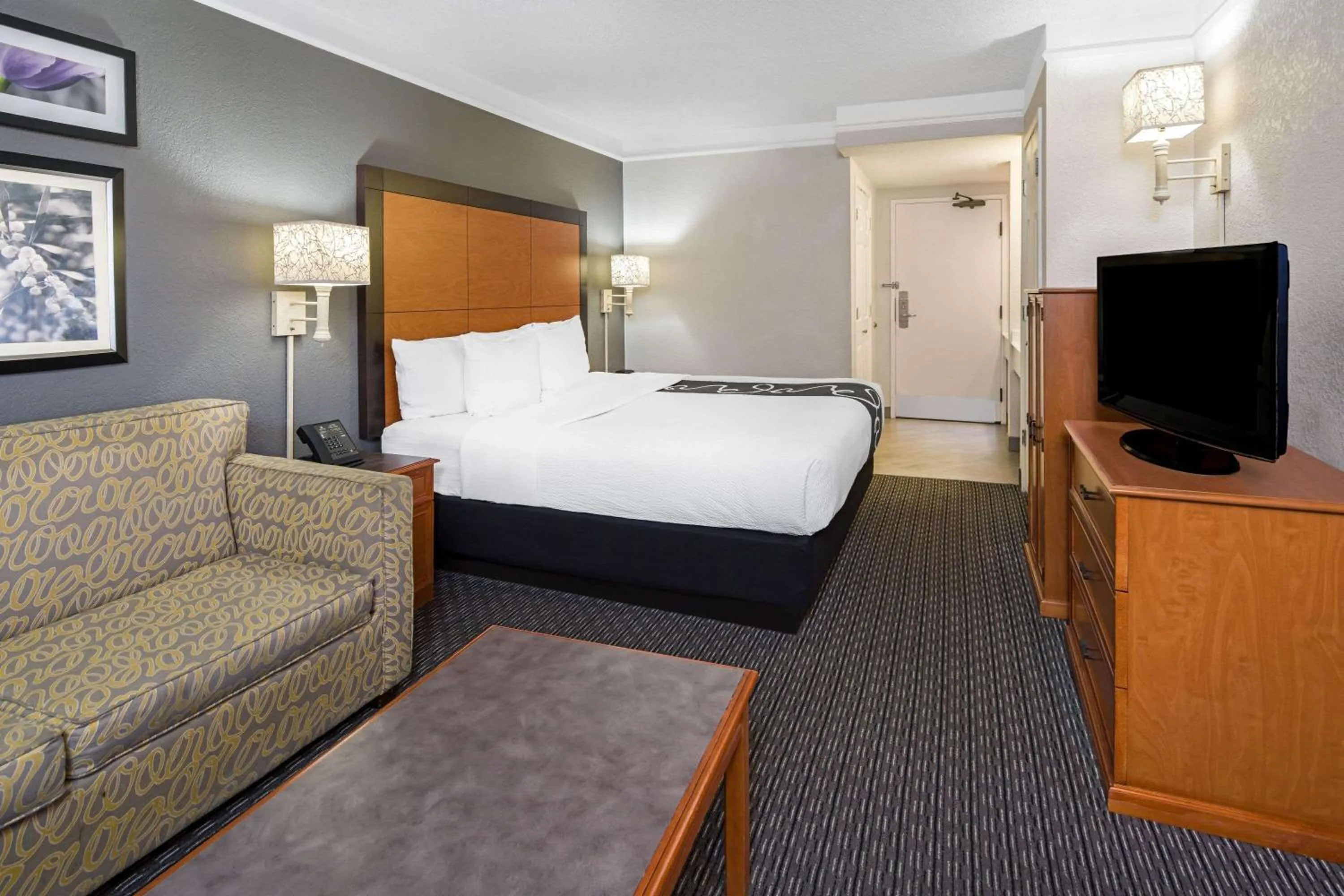 Photo of the whole room, Bed in La Quinta by Wyndham Buena Park