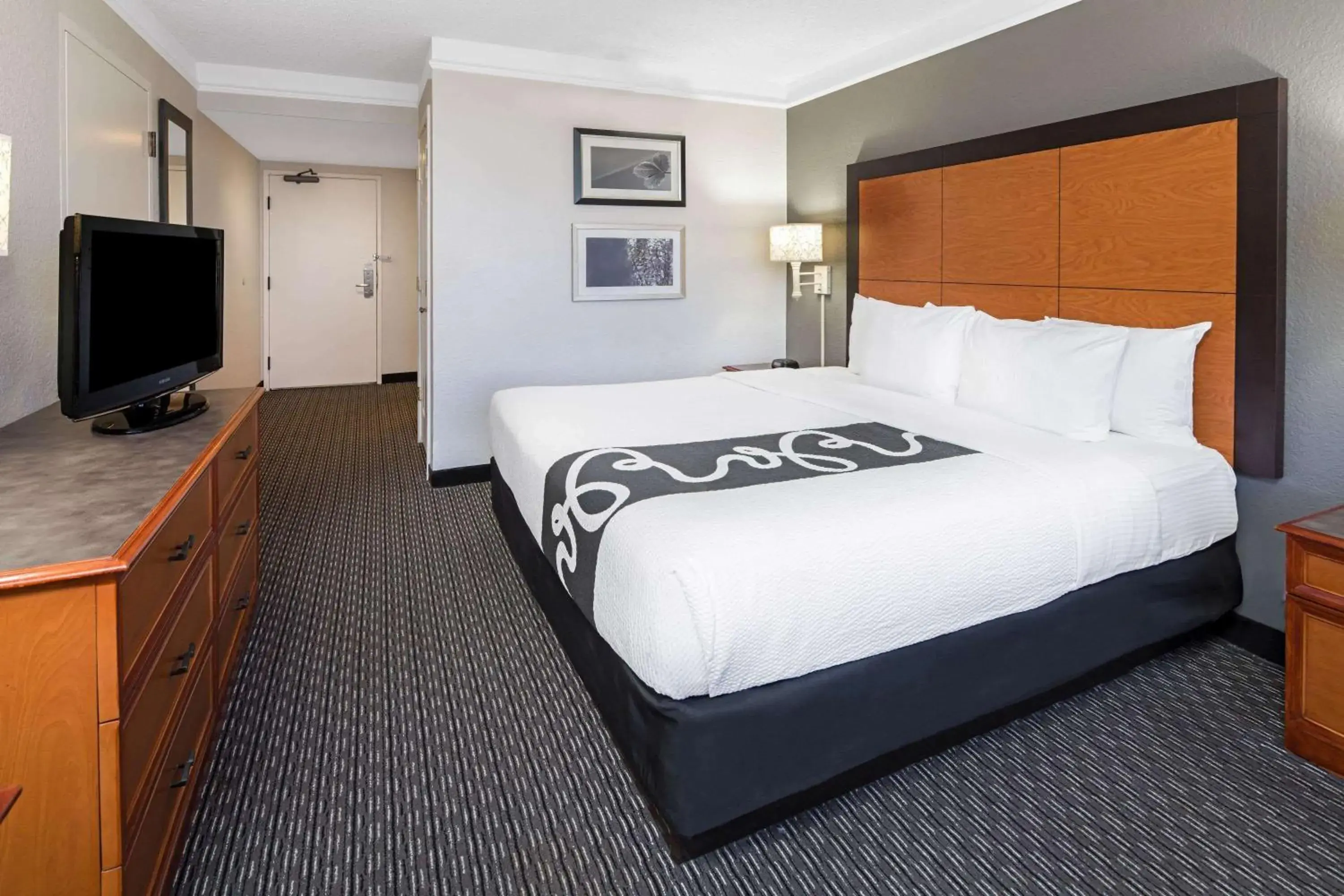 Photo of the whole room, Bed in La Quinta by Wyndham Buena Park Photo of the whole room, Bed in La Quinta by Wyndham Buena Park