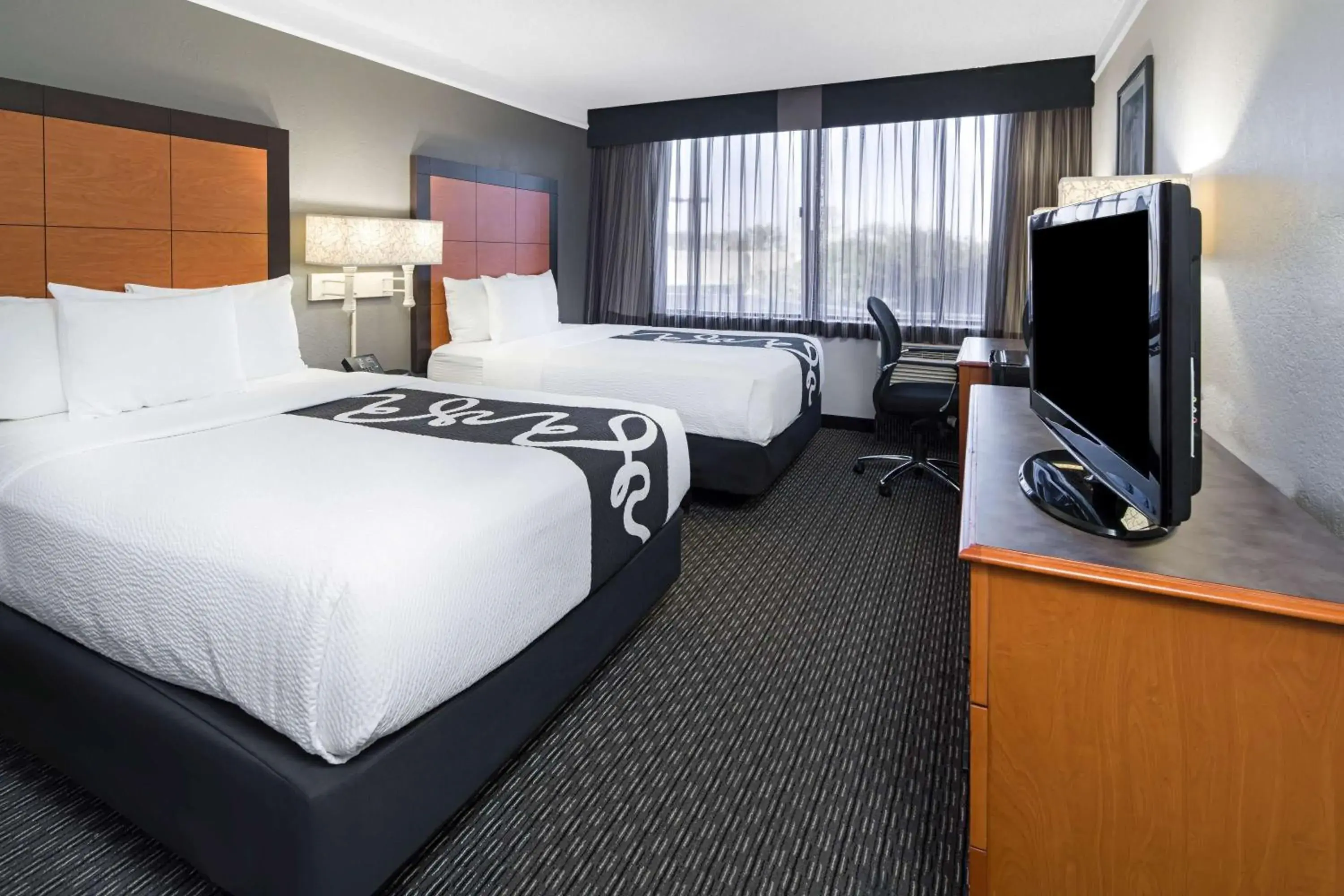 Photo of the whole room, Bed in La Quinta by Wyndham Buena Park Photo of the whole room, Bed in La Quinta by Wyndham Buena Park