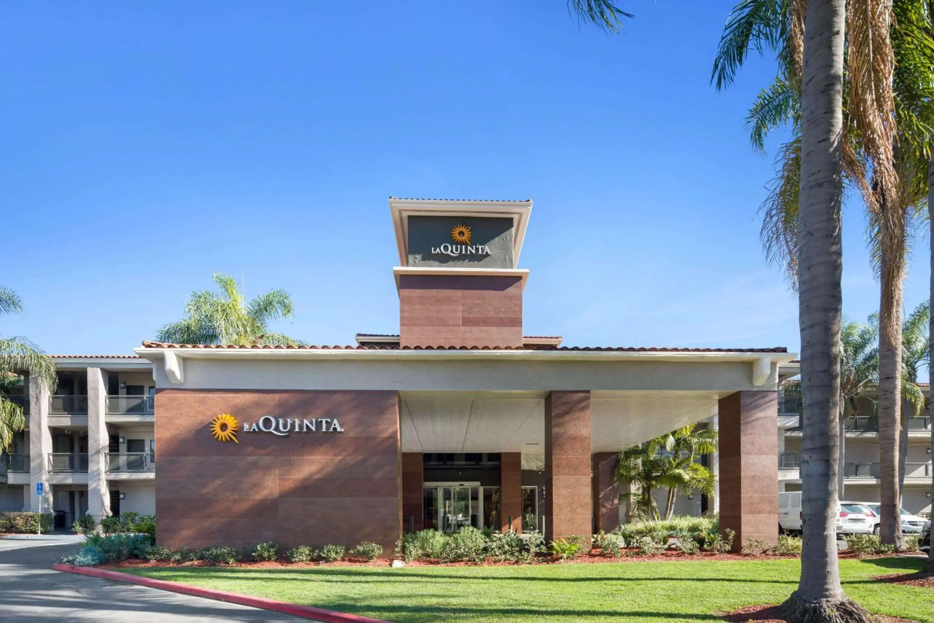 Property building in La Quinta by Wyndham Orange County Airport Property building in La Quinta by Wyndham Orange County Airport