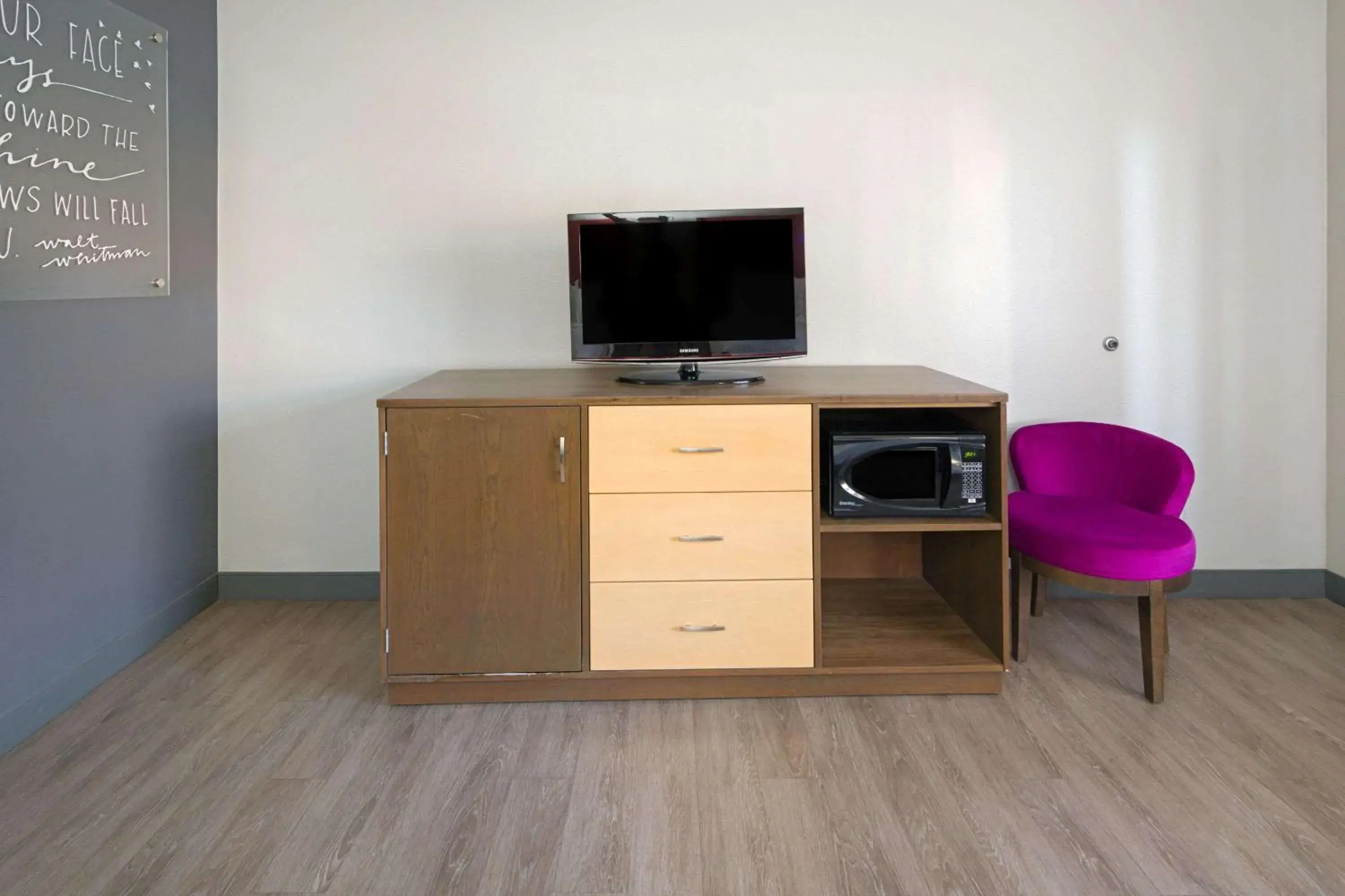 Photo of the whole room in La Quinta by Wyndham Orange County Airport Photo of the whole room in La Quinta by Wyndham Orange County Airport