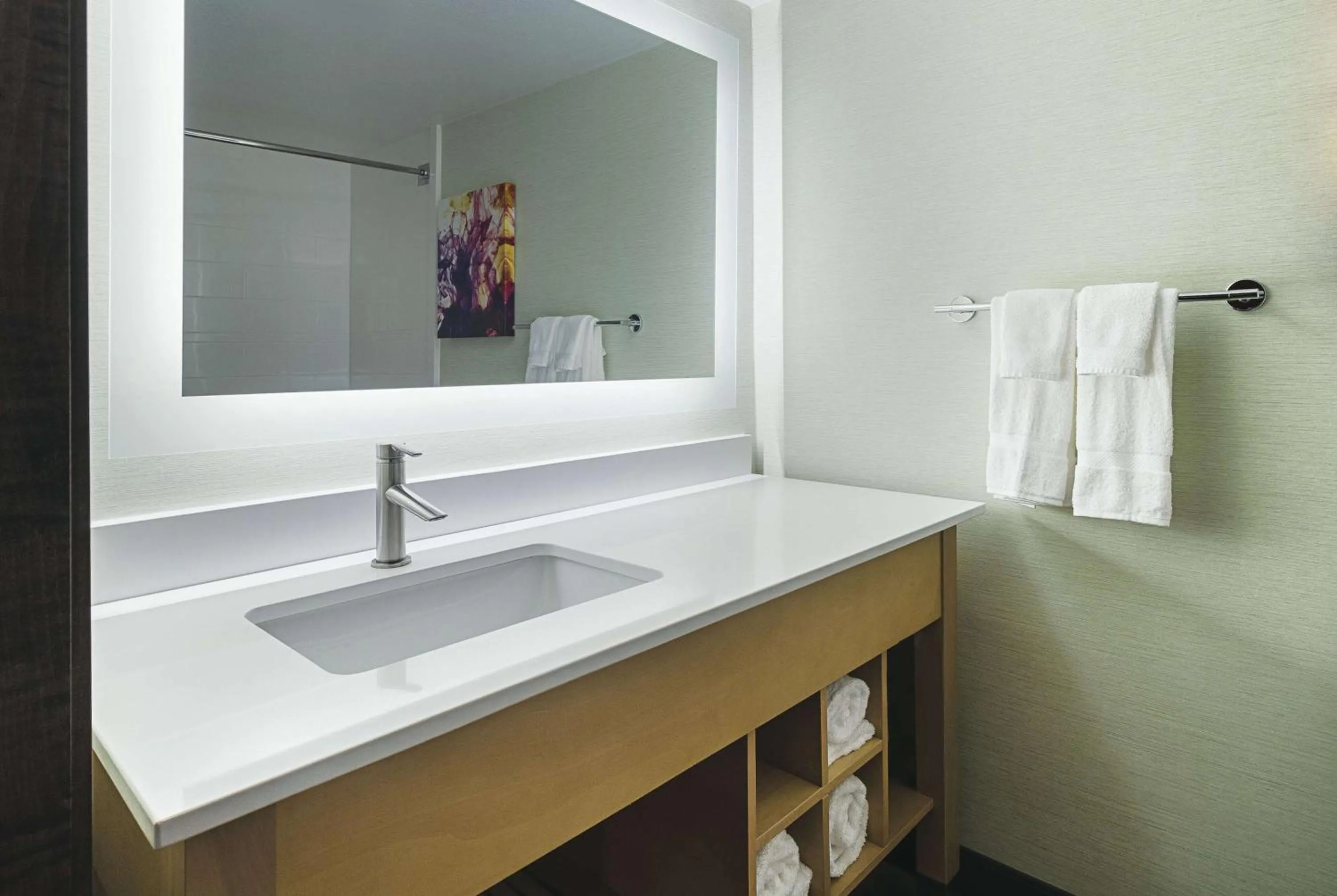 Photo of the whole room in La Quinta by Wyndham Orange County Airport