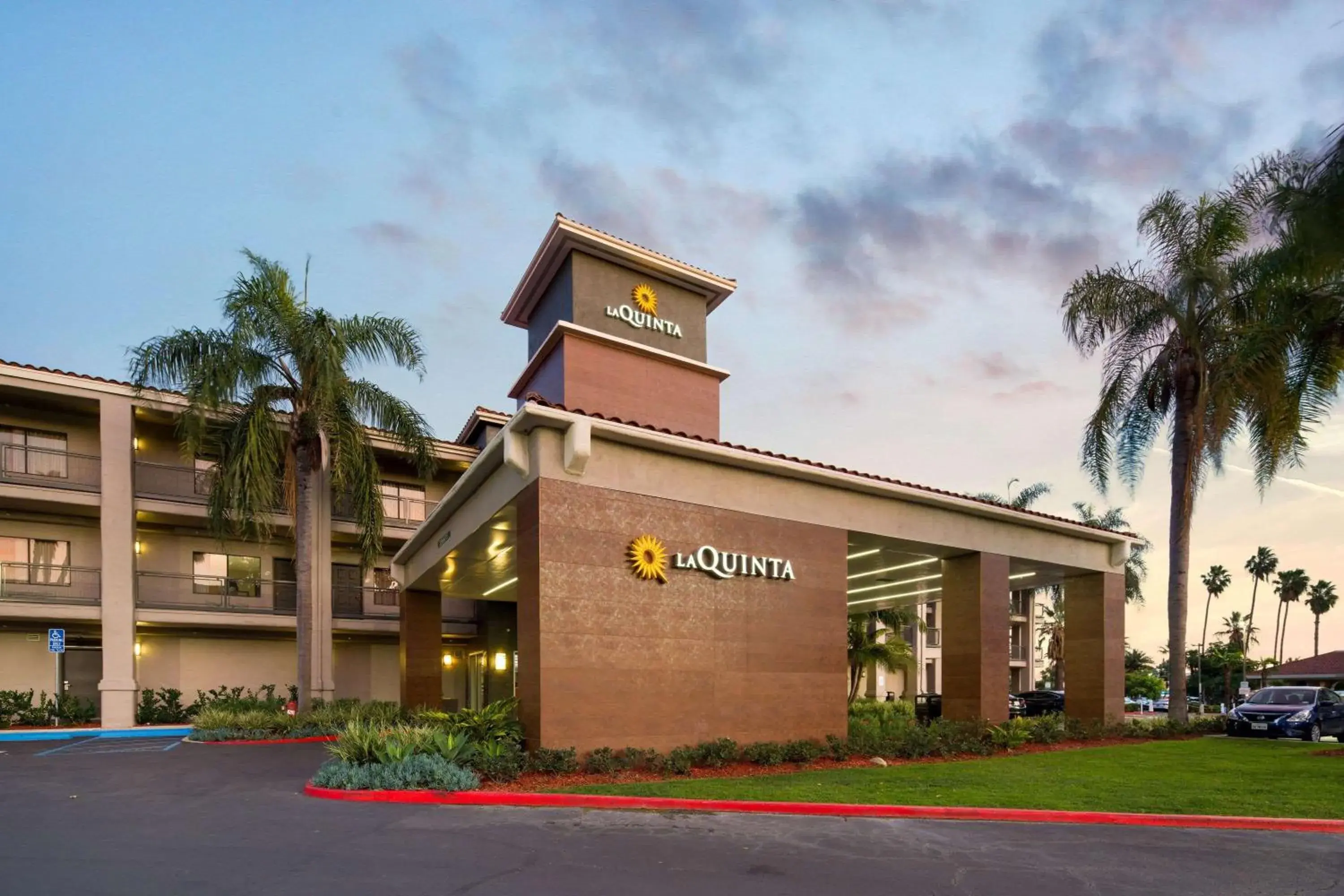 Property building in La Quinta by Wyndham Orange County Airport Property building in La Quinta by Wyndham Orange County Airport