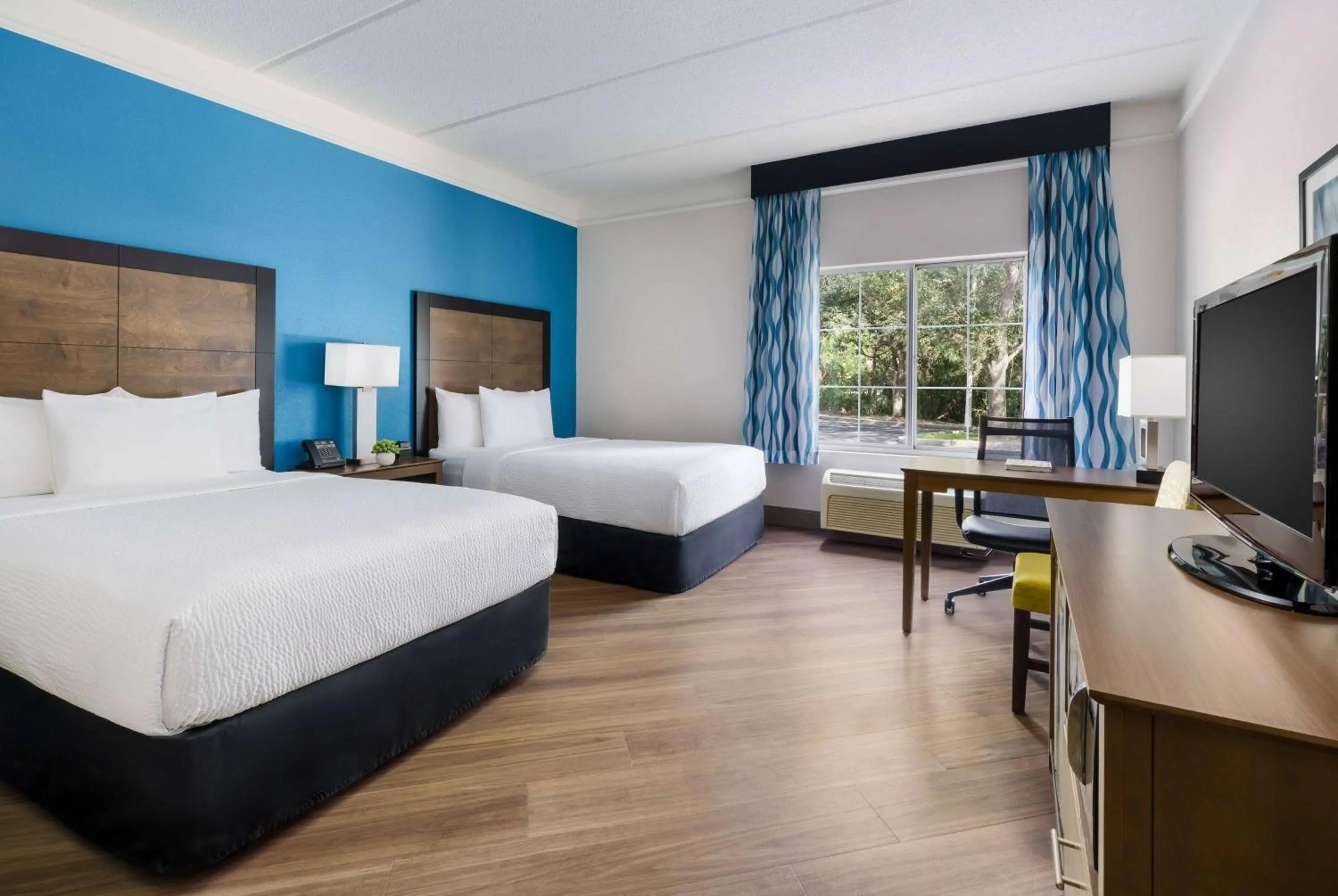 Photo of the whole room, Bed in La Quinta by Wyndham Tampa Brandon Regency Park