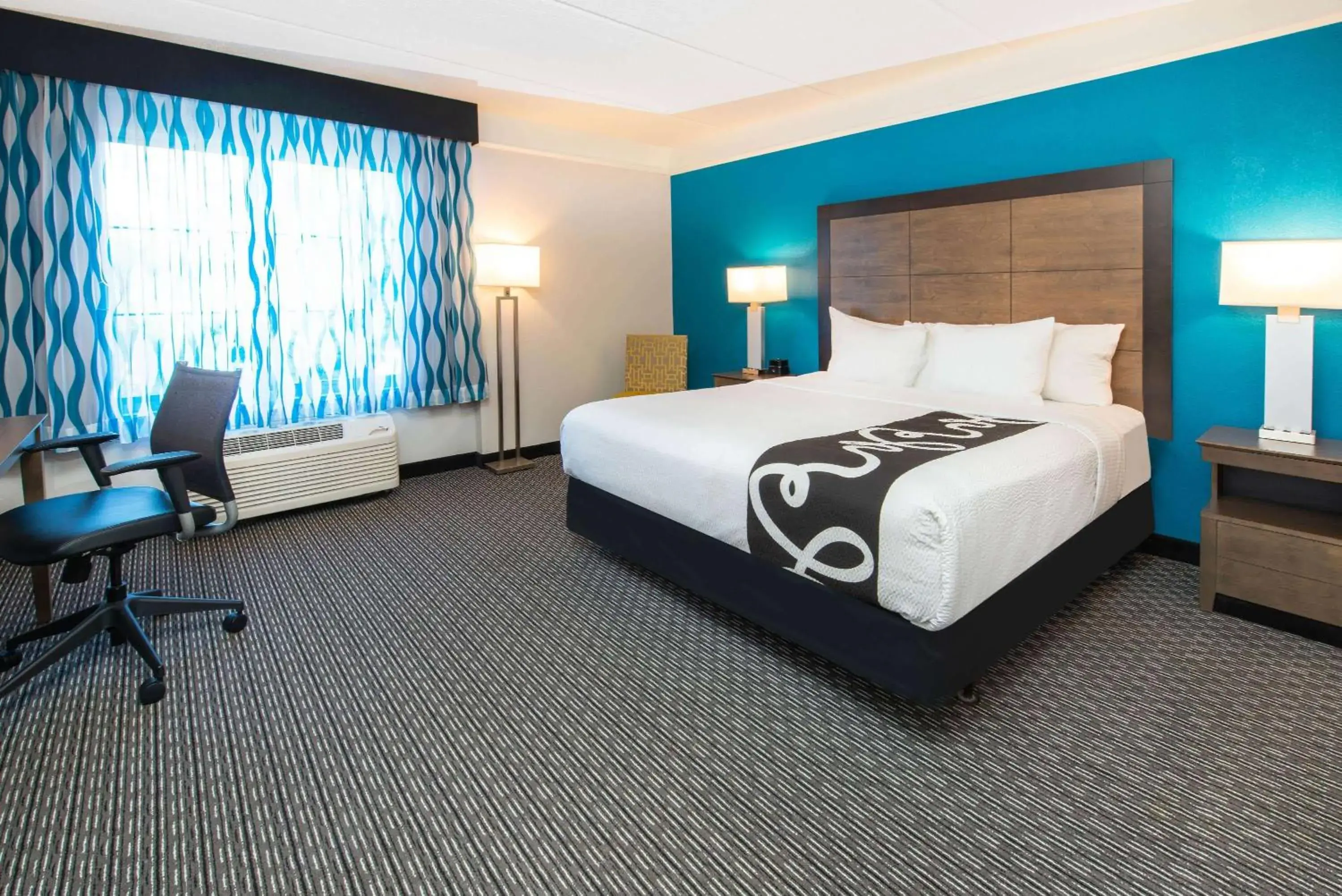 King Room with Roll-In Shower - Mobility/Hearing Accessible - Non-Smoking in La Quinta by Wyndham Tampa Brandon Regency Park King Room with Roll-In Shower - Mobility/Hearing Accessible - Non-Smoking in La Quinta by Wyndham Tampa Brandon Regency Park