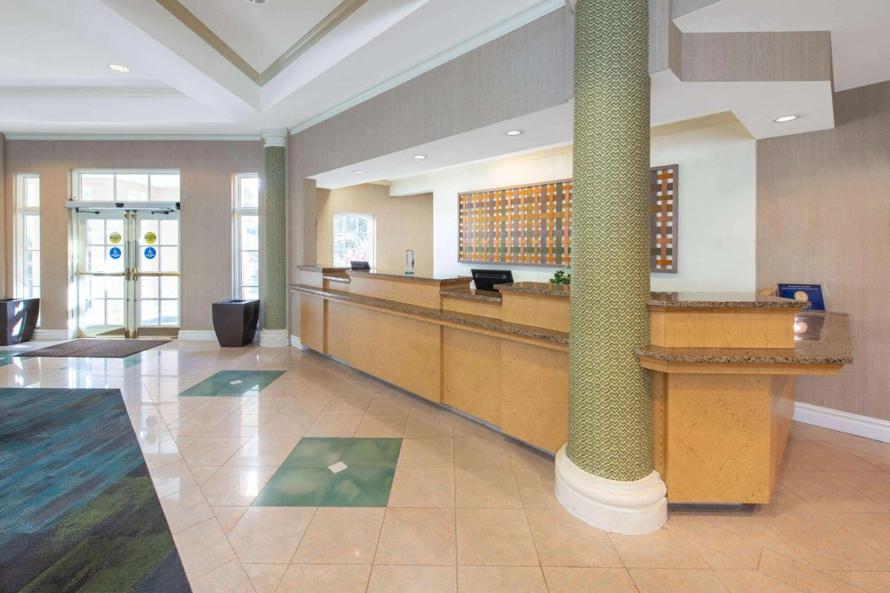 Lobby or reception in La Quinta by Wyndham Tampa Brandon Regency Park