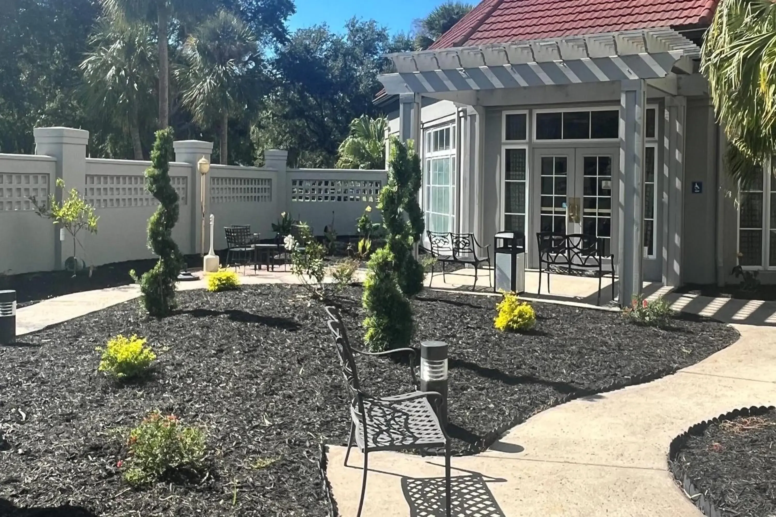 Inner courtyard view in La Quinta by Wyndham Jacksonville Butler Blvd Inner courtyard view in La Quinta by Wyndham Jacksonville Butler Blvd