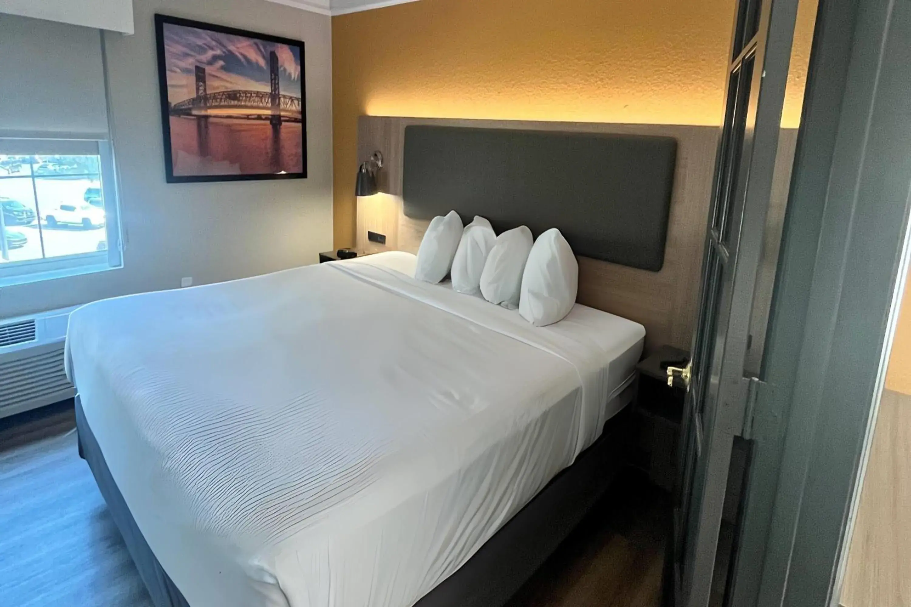 Photo of the whole room, Bed in La Quinta by Wyndham Jacksonville Butler Blvd Photo of the whole room, Bed in La Quinta by Wyndham Jacksonville Butler Blvd