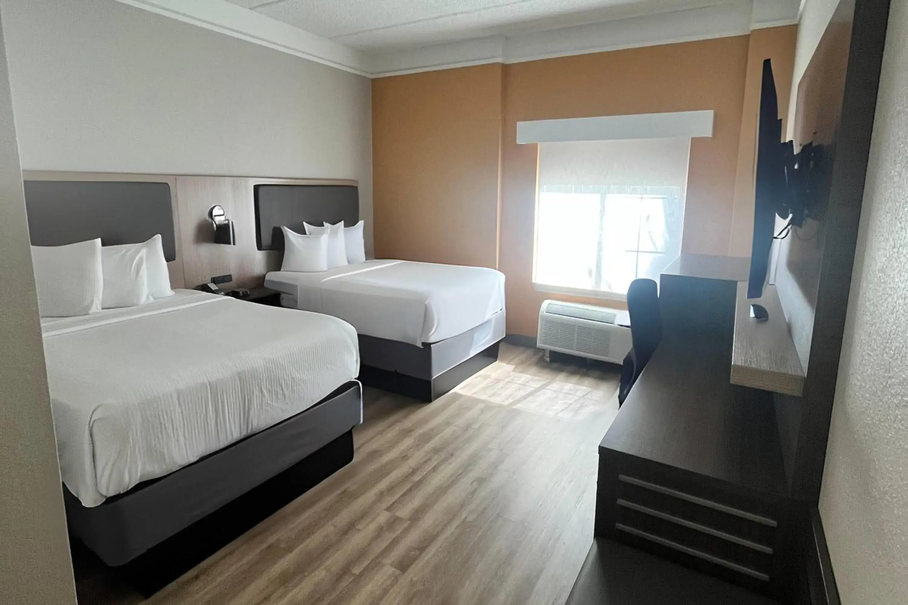 Photo of the whole room, Bed in La Quinta by Wyndham Jacksonville Butler Blvd Photo of the whole room, Bed in La Quinta by Wyndham Jacksonville Butler Blvd