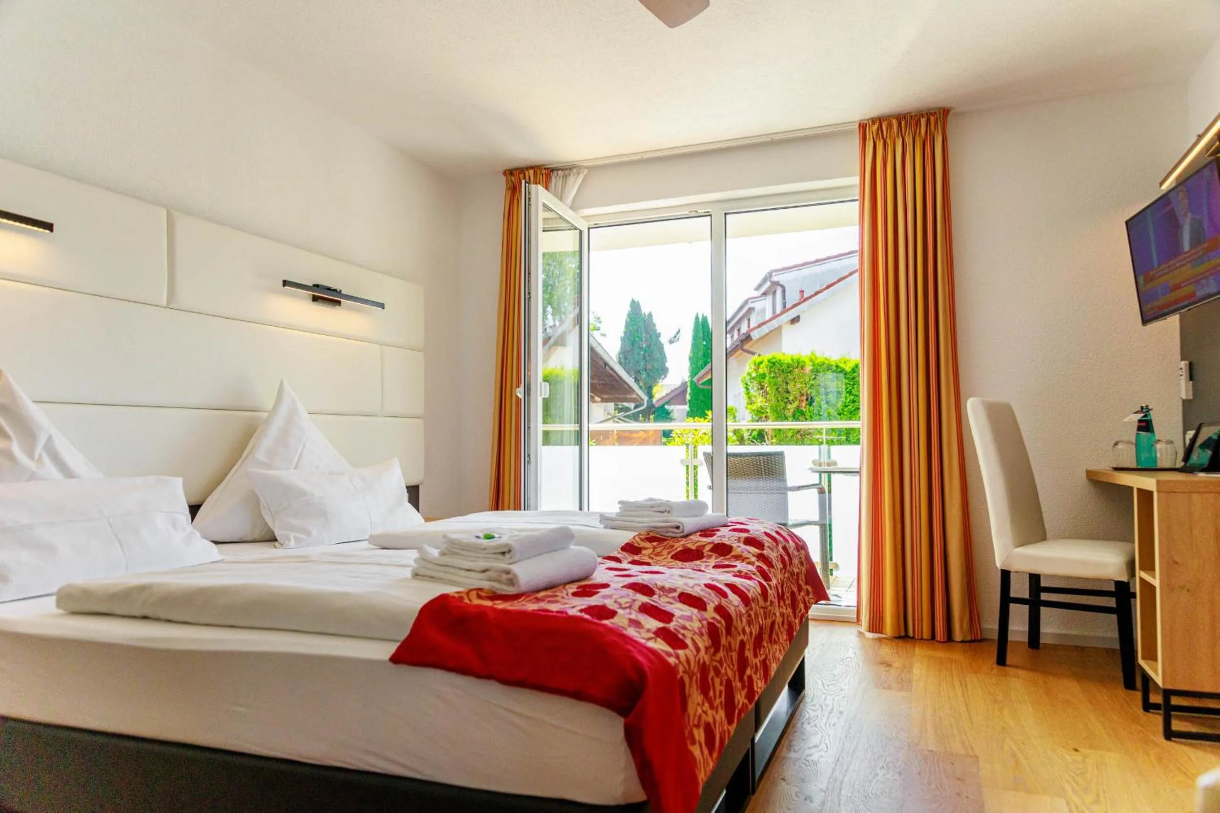 Photo of the whole room, Bed in Bodensee-Hotel Kreuz