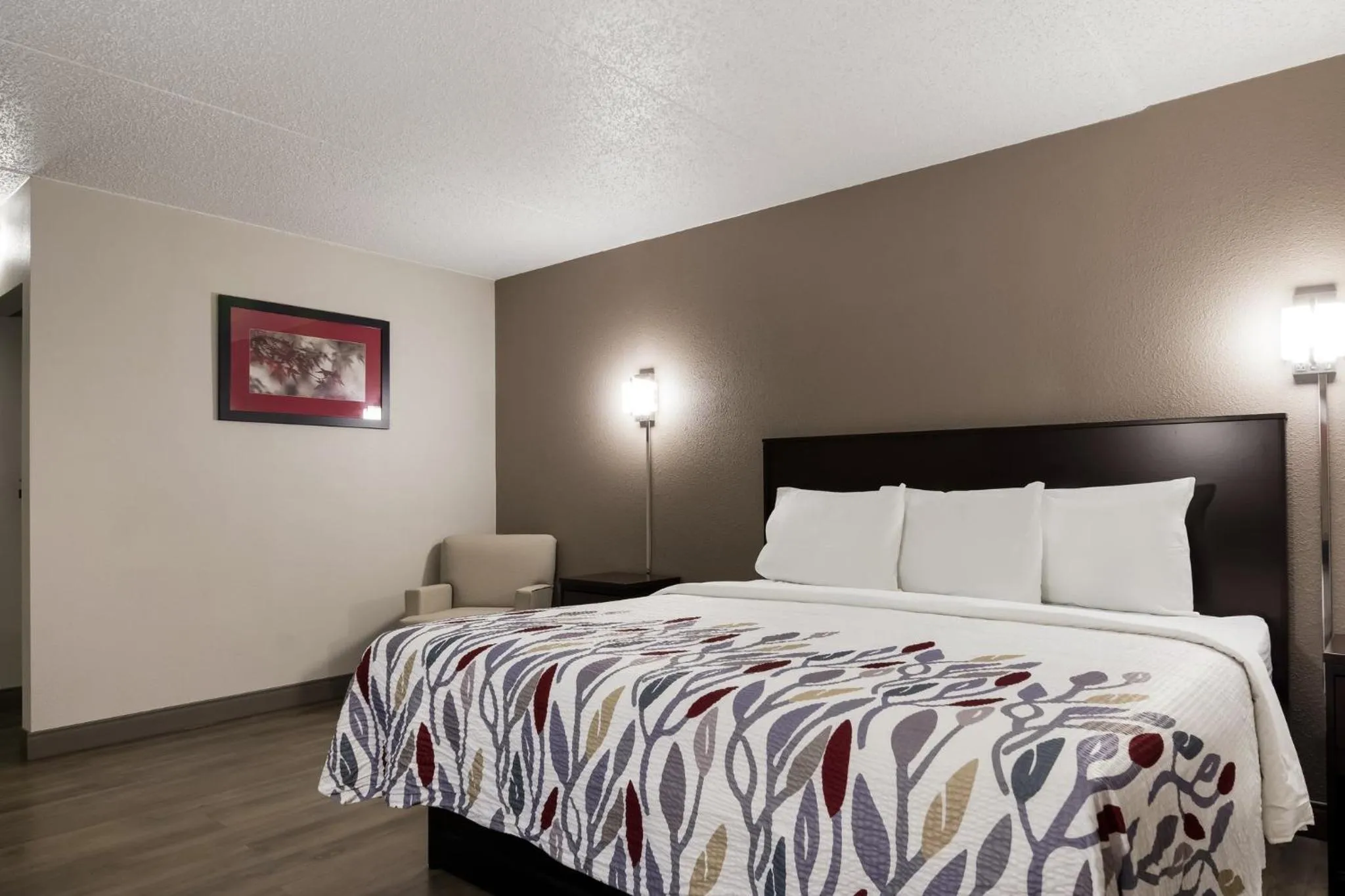 Photo of the whole room, Bed in Red Roof Inn Hartford- New Britain