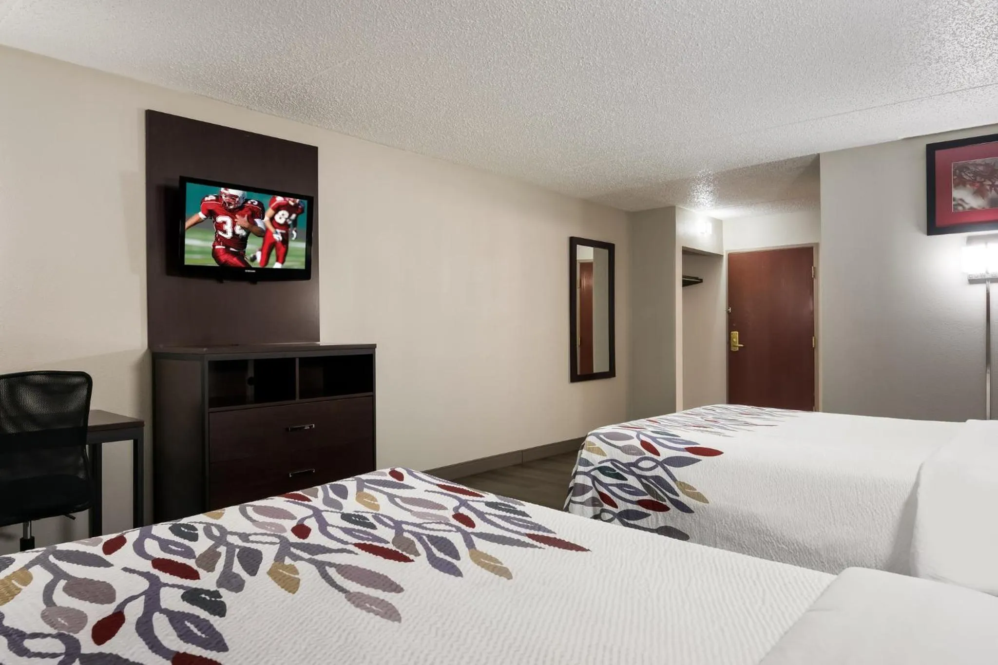 Photo of the whole room, Bed in Red Roof Inn Hartford- New Britain