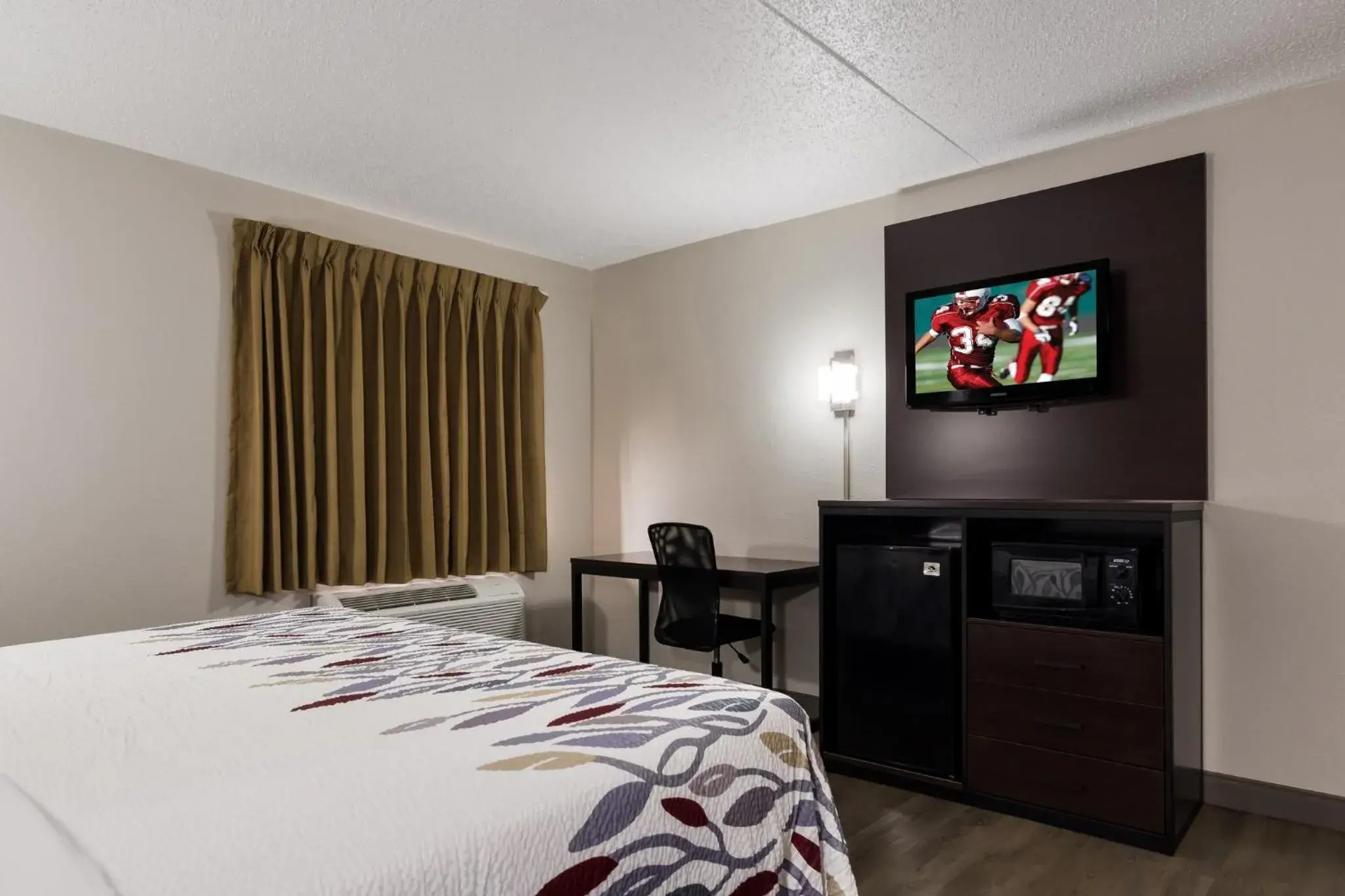Photo of the whole room, Bed in Red Roof Inn Hartford- New Britain Photo of the whole room, Bed in Red Roof Inn Hartford- New Britain