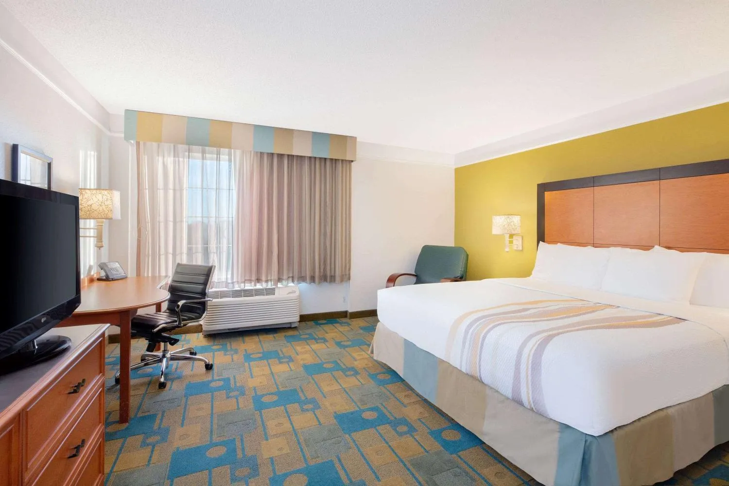 Bed in La Quinta Inn and Suites by Wyndham, Ocala