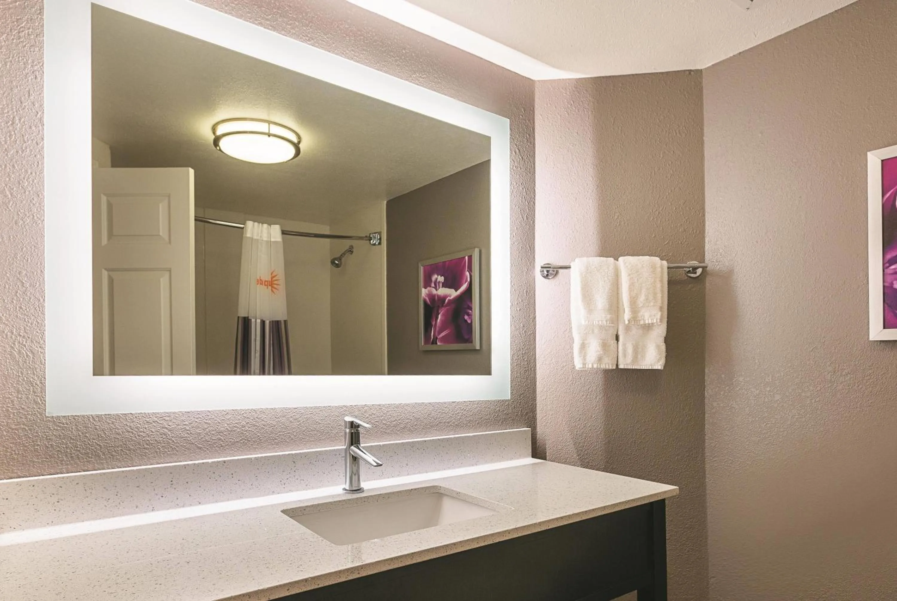 Photo of the whole room in La Quinta by Wyndham Atlanta Alpharetta