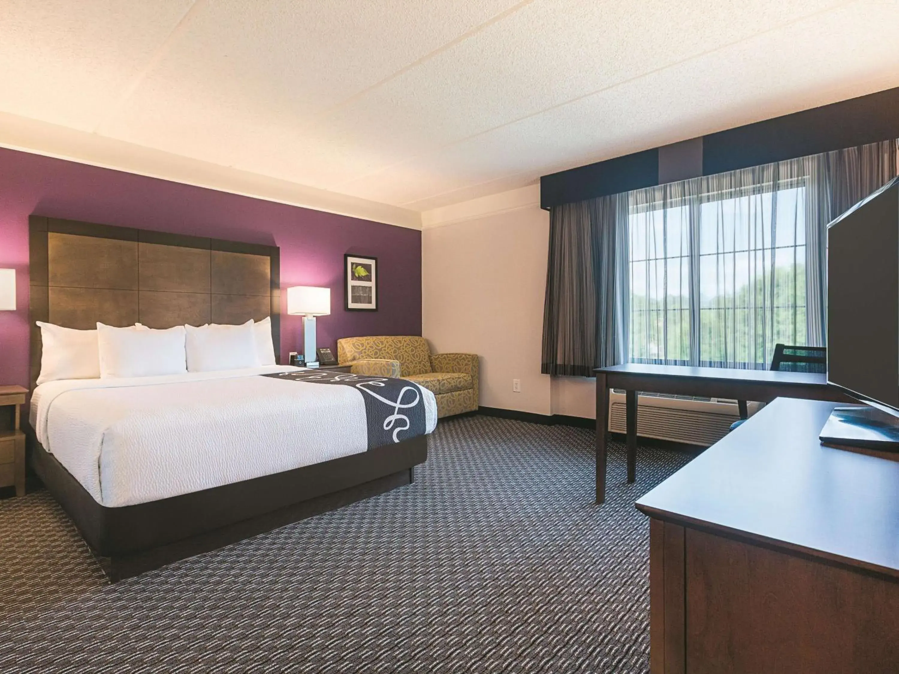 Photo of the whole room, Bed in La Quinta by Wyndham Atlanta Alpharetta Photo of the whole room, Bed in La Quinta by Wyndham Atlanta Alpharetta