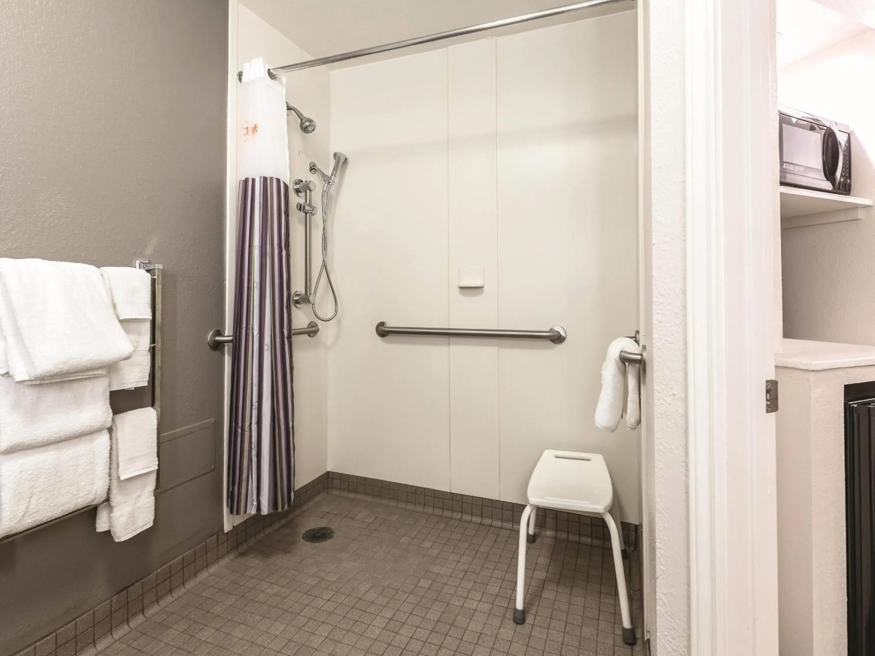 Photo of the whole room in La Quinta by Wyndham Atlanta Alpharetta Photo of the whole room in La Quinta by Wyndham Atlanta Alpharetta