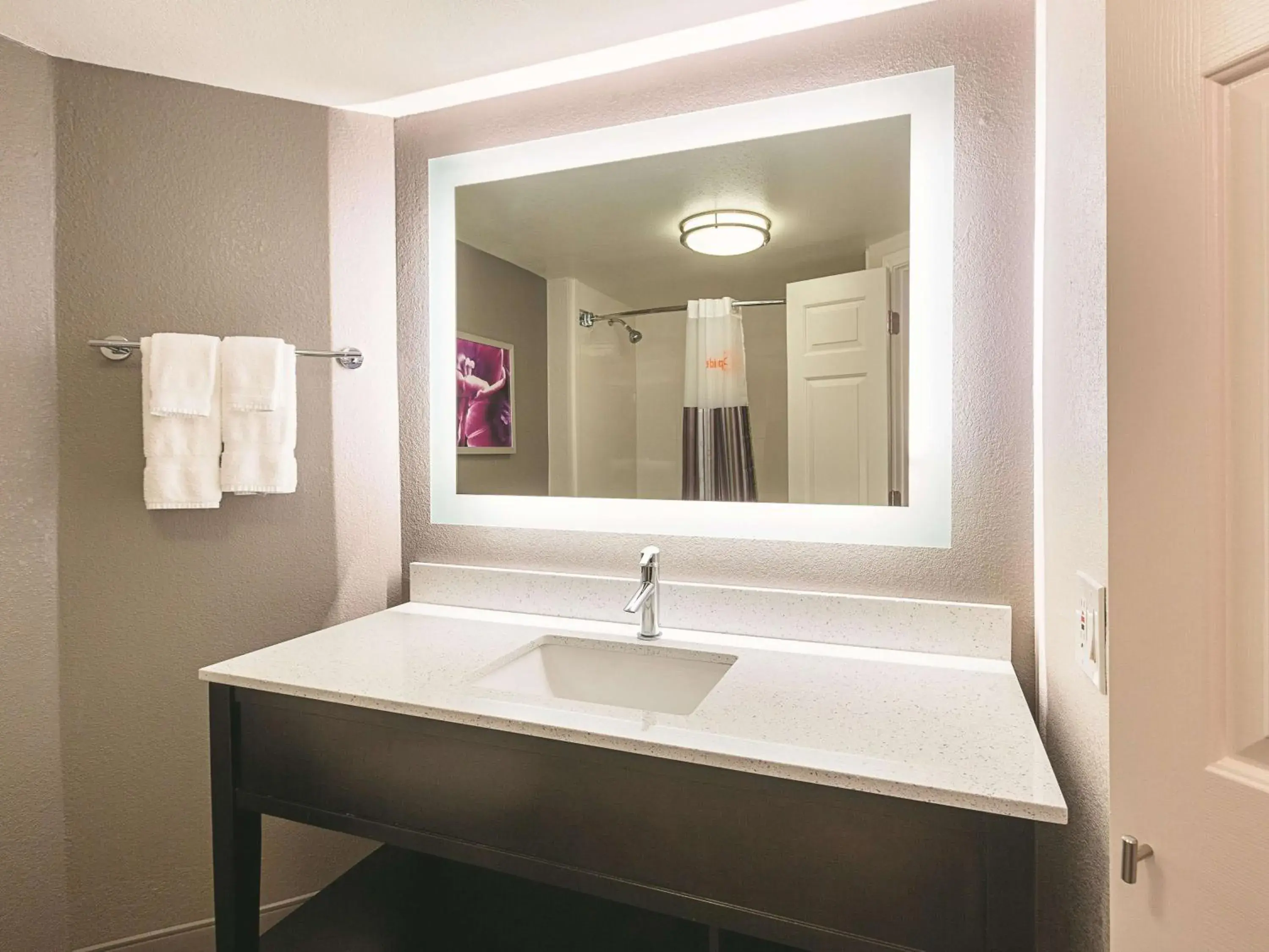 Photo of the whole room in La Quinta by Wyndham Atlanta Alpharetta Photo of the whole room in La Quinta by Wyndham Atlanta Alpharetta