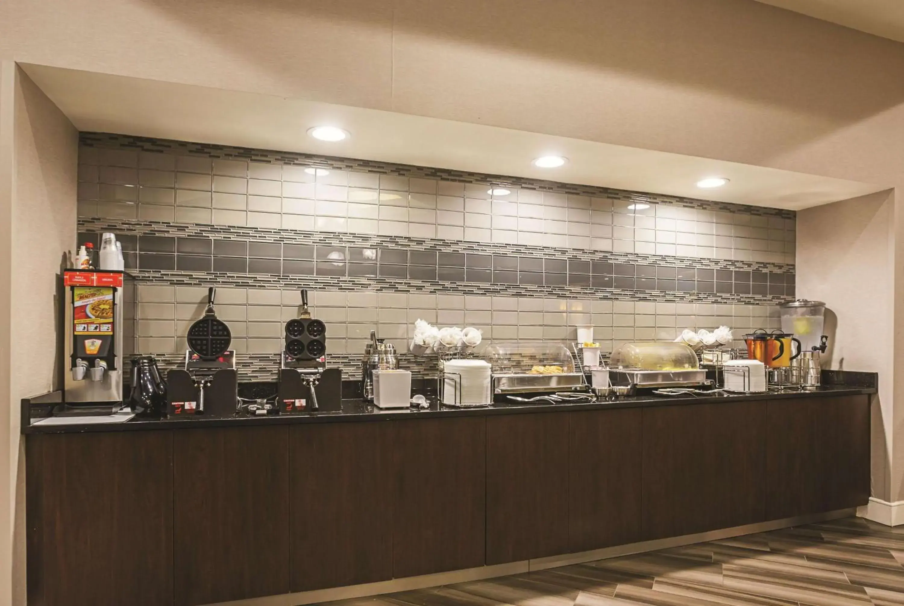 Restaurant/places to eat in La Quinta by Wyndham Atlanta Alpharetta Restaurant/places to eat in La Quinta by Wyndham Atlanta Alpharetta