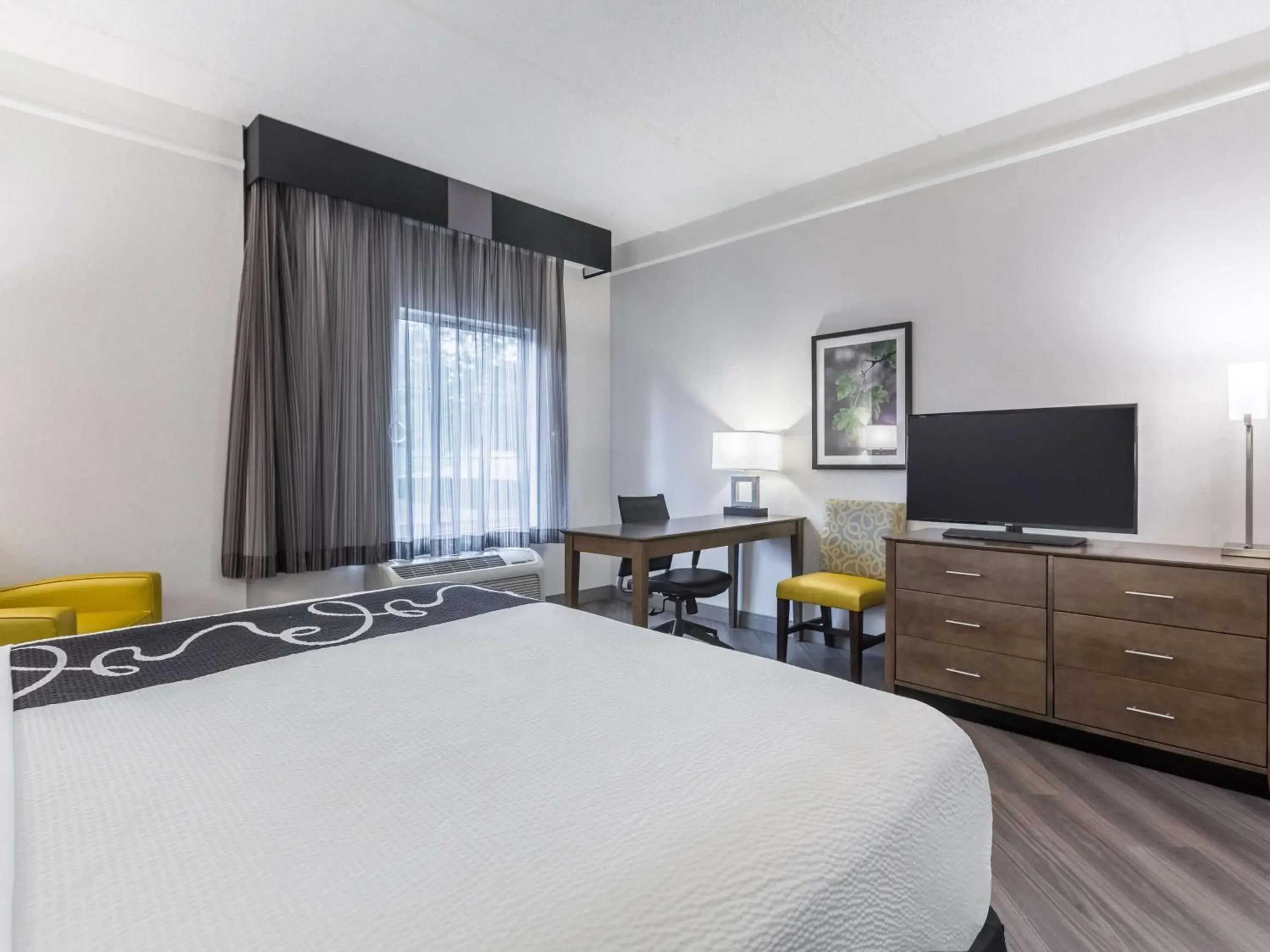 Photo of the whole room, Bed in La Quinta by Wyndham Atlanta Alpharetta Photo of the whole room, Bed in La Quinta by Wyndham Atlanta Alpharetta