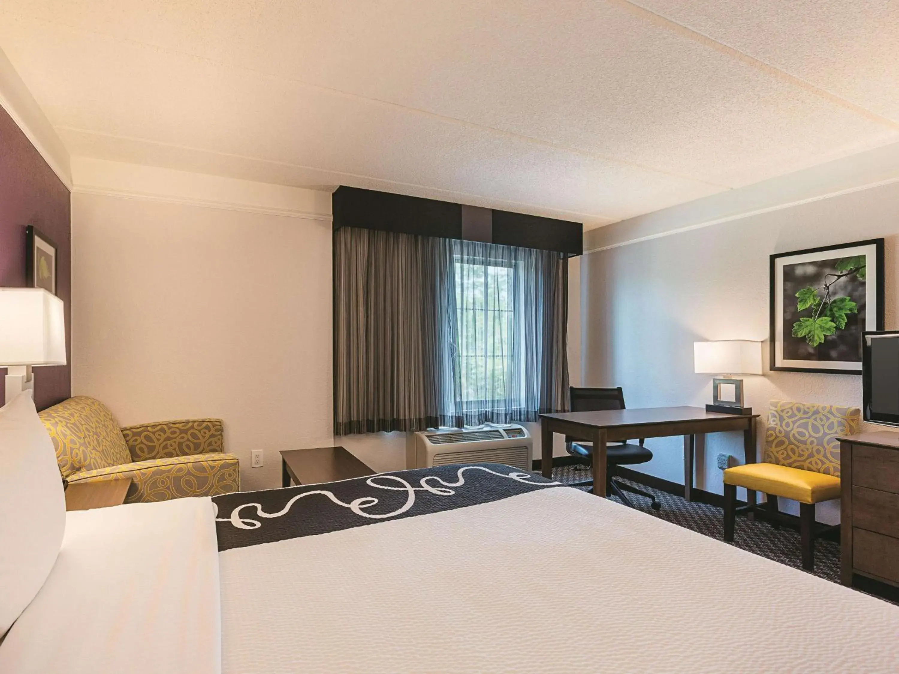 Photo of the whole room, Bed in La Quinta by Wyndham Atlanta Alpharetta Photo of the whole room, Bed in La Quinta by Wyndham Atlanta Alpharetta