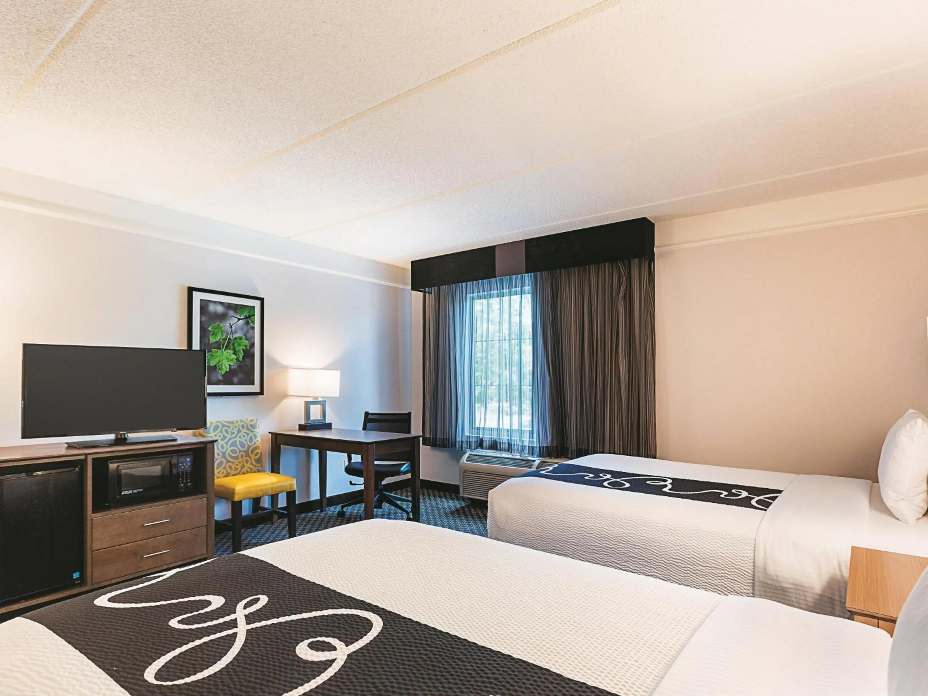 Photo of the whole room, Bed in La Quinta by Wyndham Atlanta Alpharetta