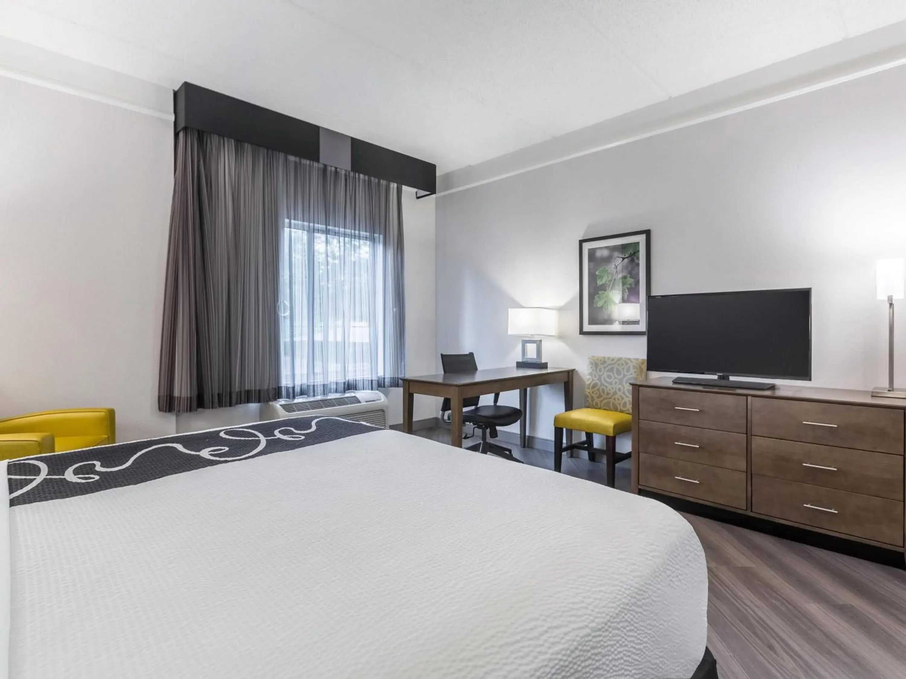 Photo of the whole room, Bed in La Quinta by Wyndham Atlanta Alpharetta Photo of the whole room, Bed in La Quinta by Wyndham Atlanta Alpharetta