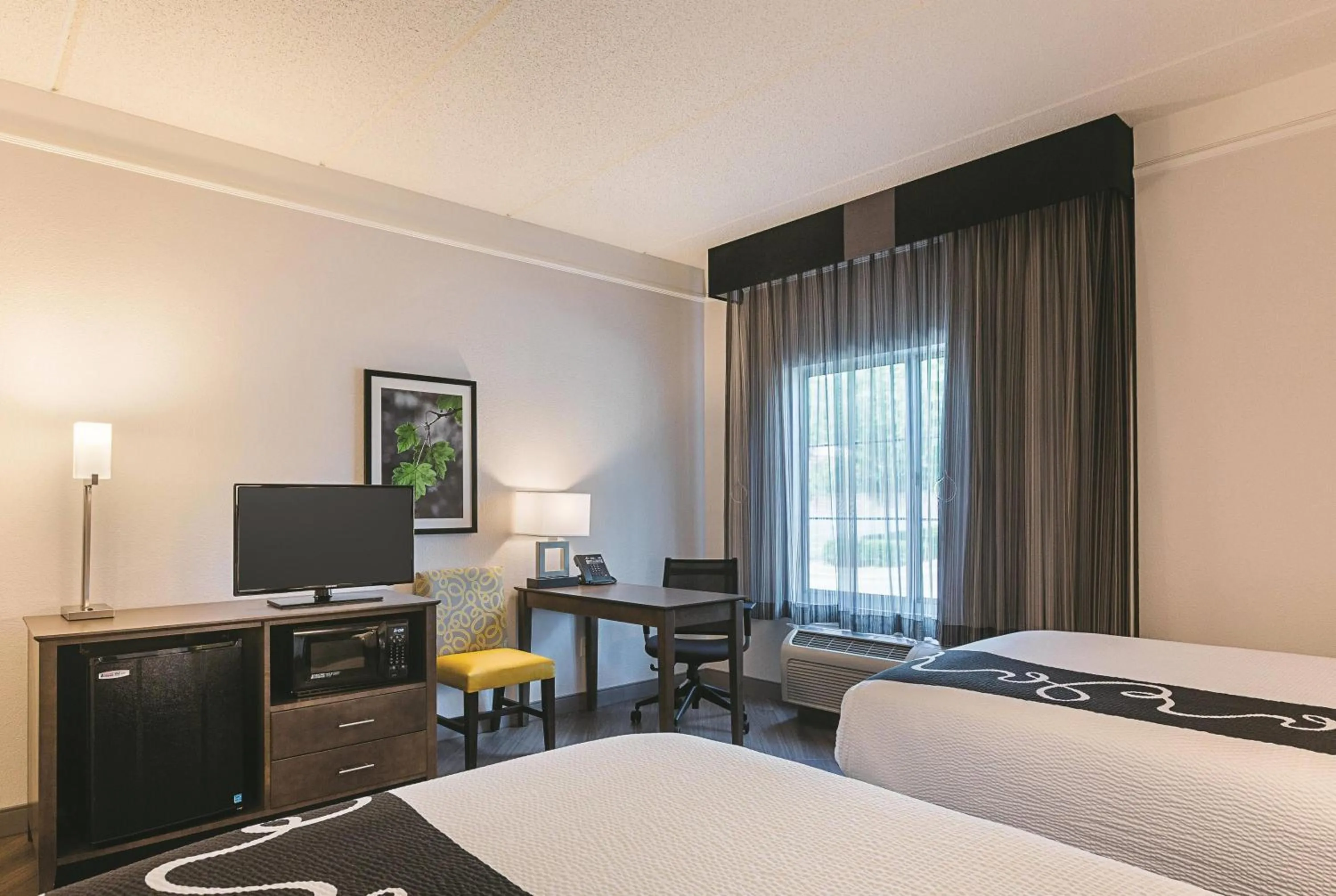 Photo of the whole room, Bed in La Quinta by Wyndham Atlanta Alpharetta