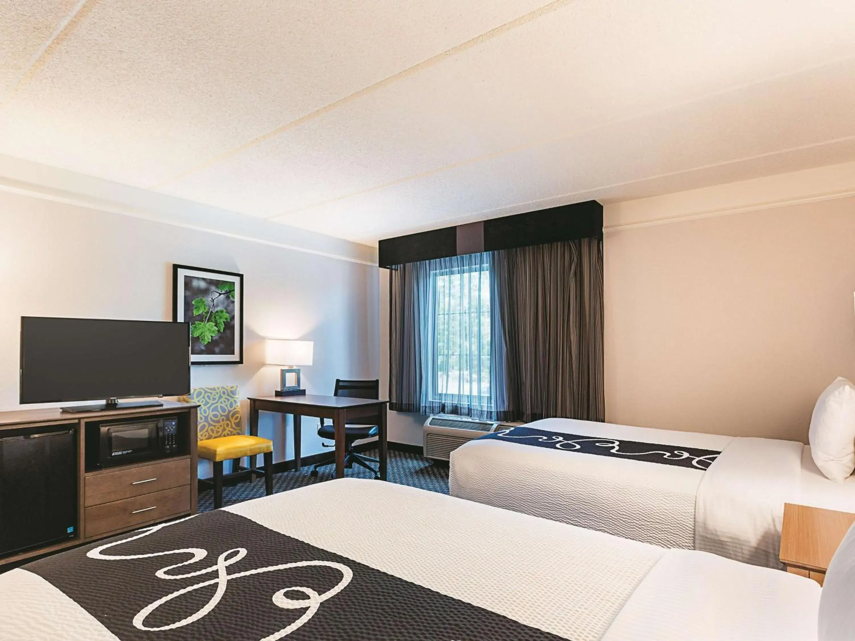 Photo of the whole room, Bed in La Quinta by Wyndham Atlanta Alpharetta Photo of the whole room, Bed in La Quinta by Wyndham Atlanta Alpharetta