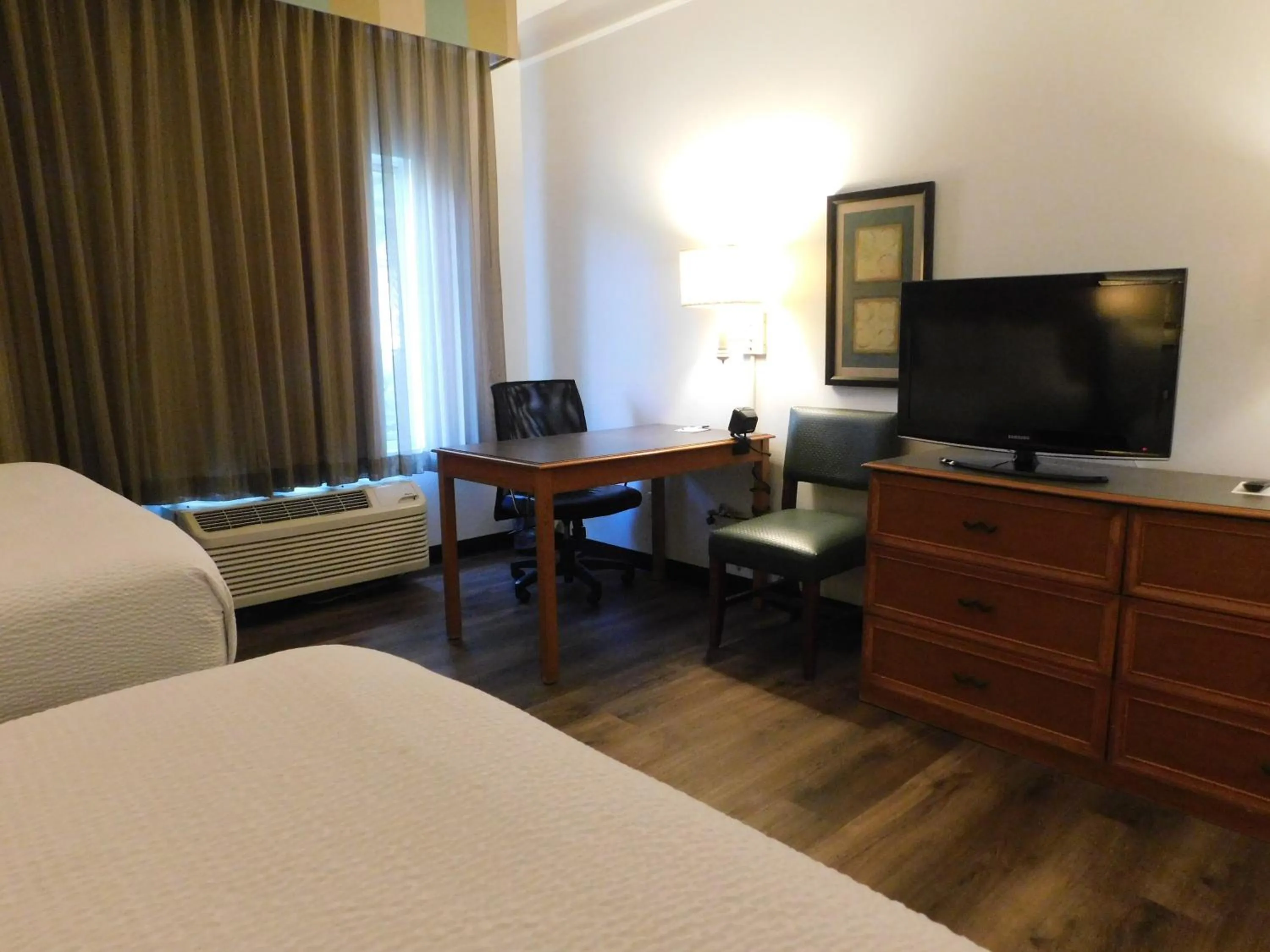 Living room, Bed in La Quinta by Wyndham Winston-Salem