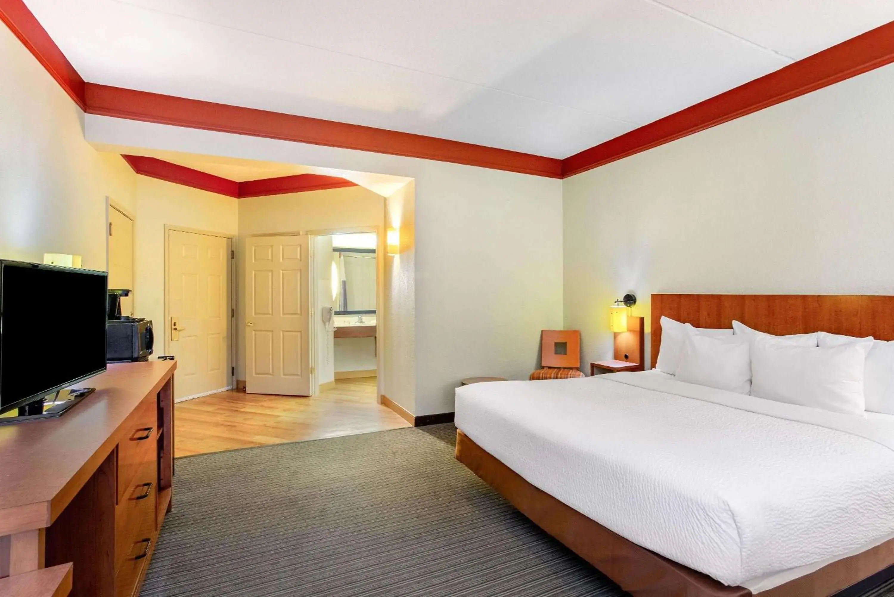 Photo of the whole room, Bed in La Quinta by Wyndham Raleigh Crabtree Photo of the whole room, Bed in La Quinta by Wyndham Raleigh Crabtree