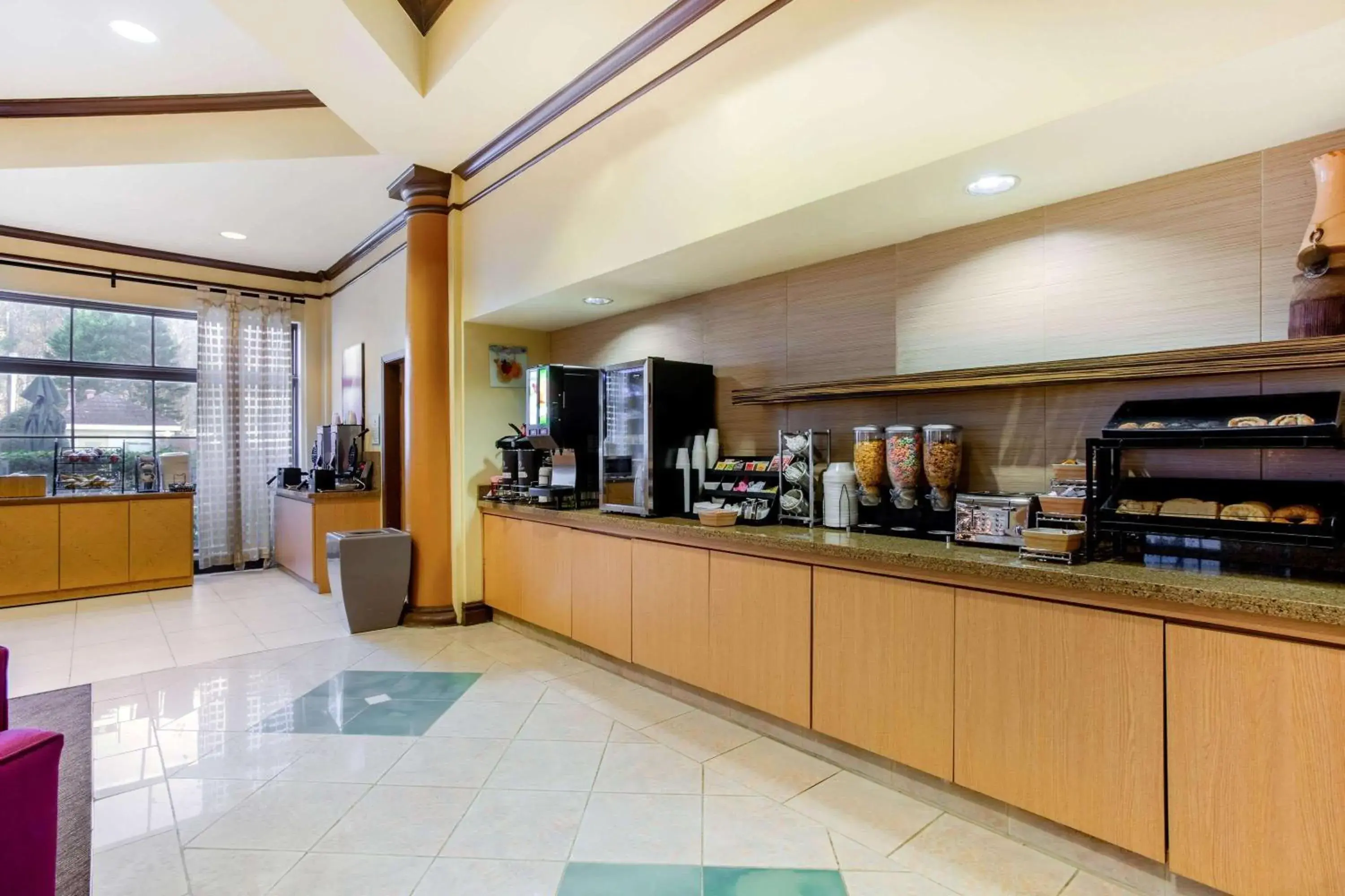 Restaurant/places to eat in La Quinta by Wyndham Raleigh Crabtree Restaurant/places to eat in La Quinta by Wyndham Raleigh Crabtree