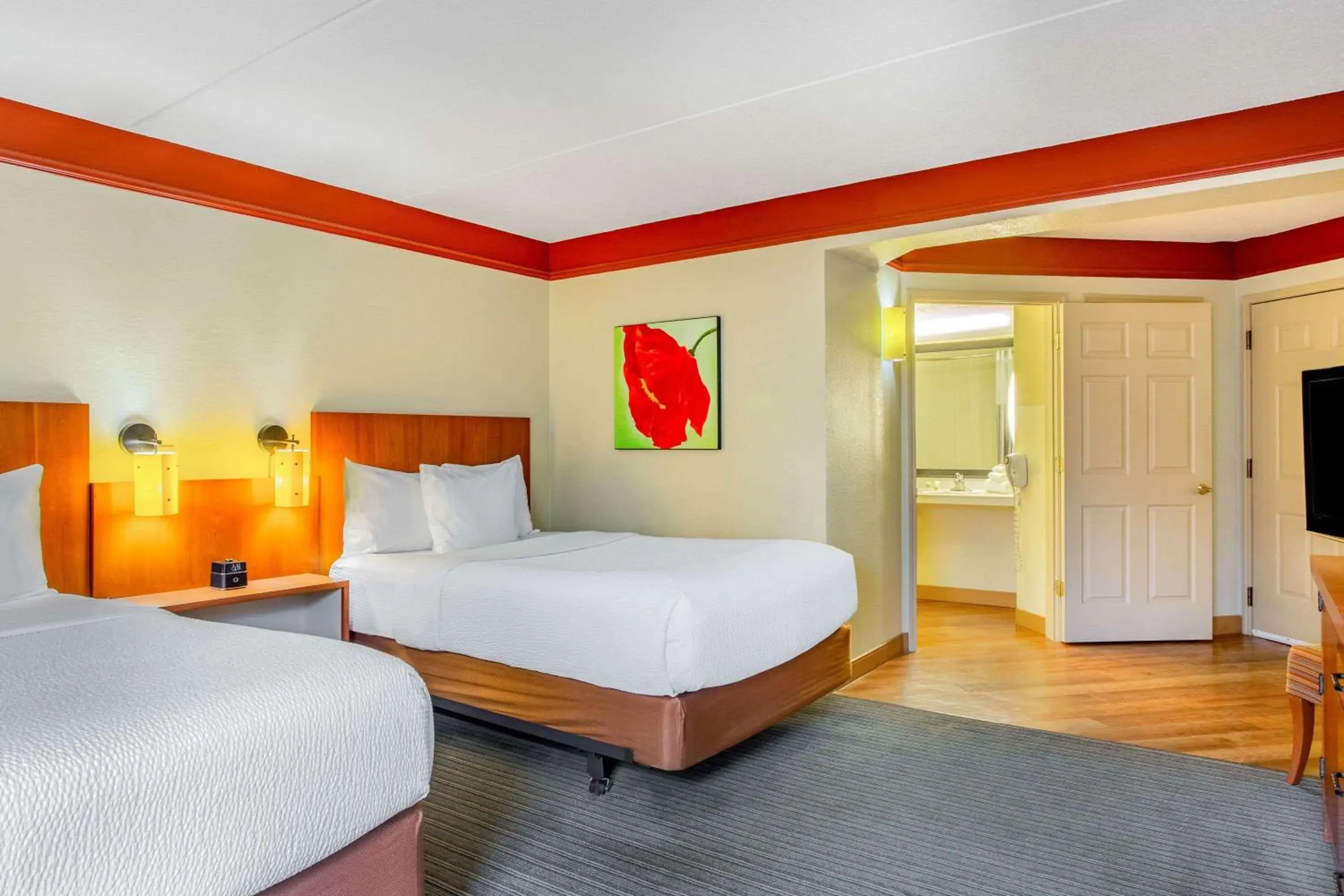 Photo of the whole room, Bed in La Quinta by Wyndham Raleigh Crabtree Photo of the whole room, Bed in La Quinta by Wyndham Raleigh Crabtree